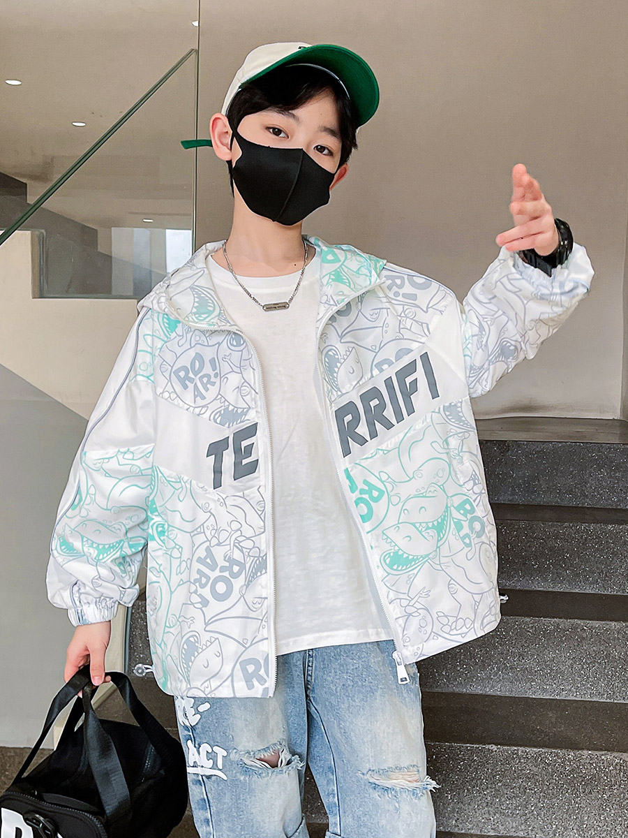 2022 New stylish summer clothing for boys, breathable and lightweight skin-protecting clothes for older boys, children's sun-protective clothing