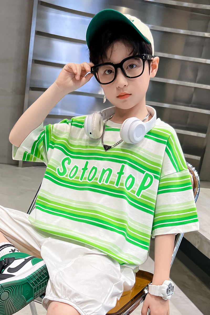 2022 New stylish short-sleeved T-shirt for boys' summer, breathable half-sleeved base layer