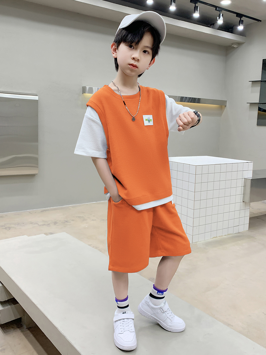 The 2022 new summer set for boys: A cool and stylish short-sleeved, thin style for middle and large kids. It's a trendy and trendy look that's going viral on the streets