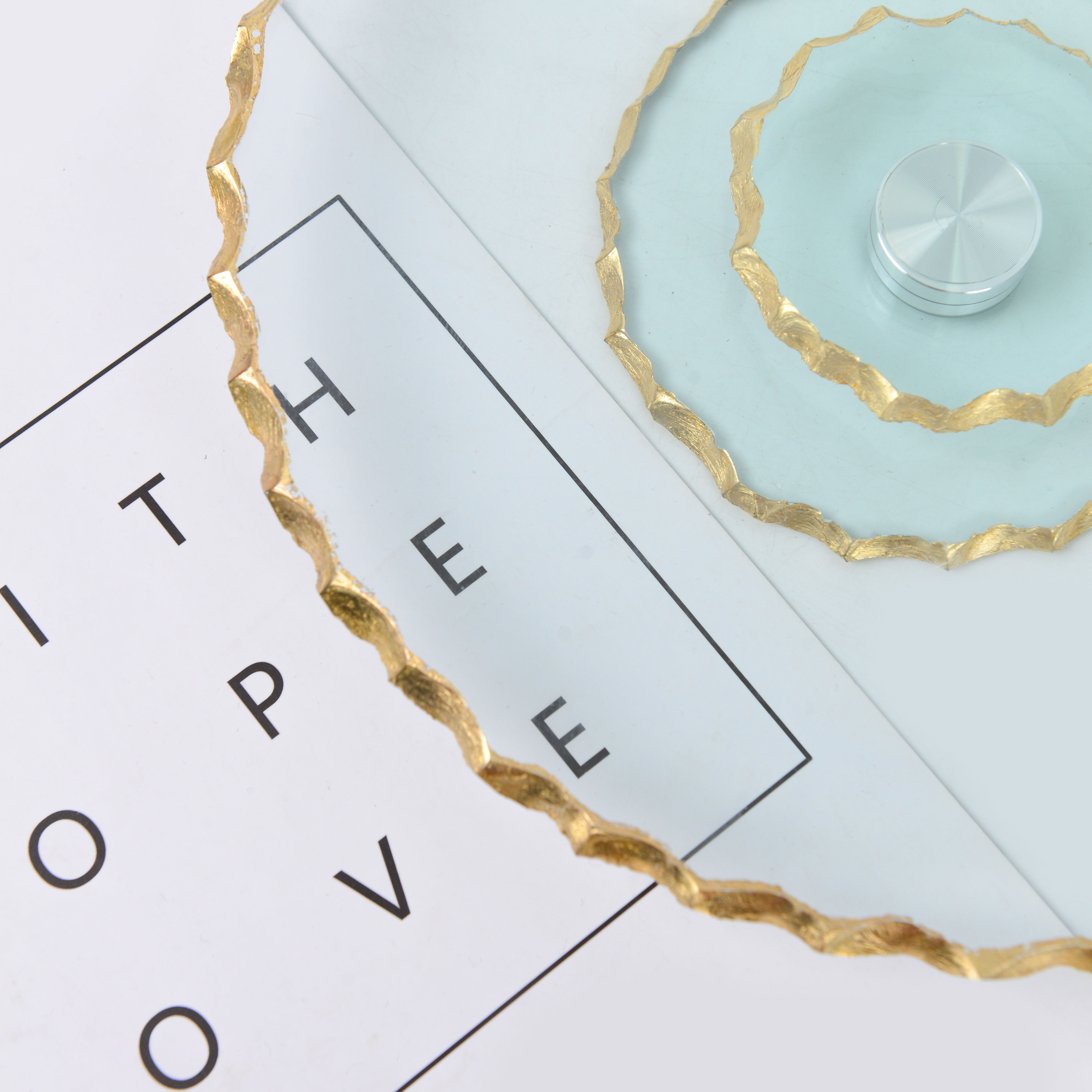 A transparent gold-rimmed glass fruit platter without handles details Picture