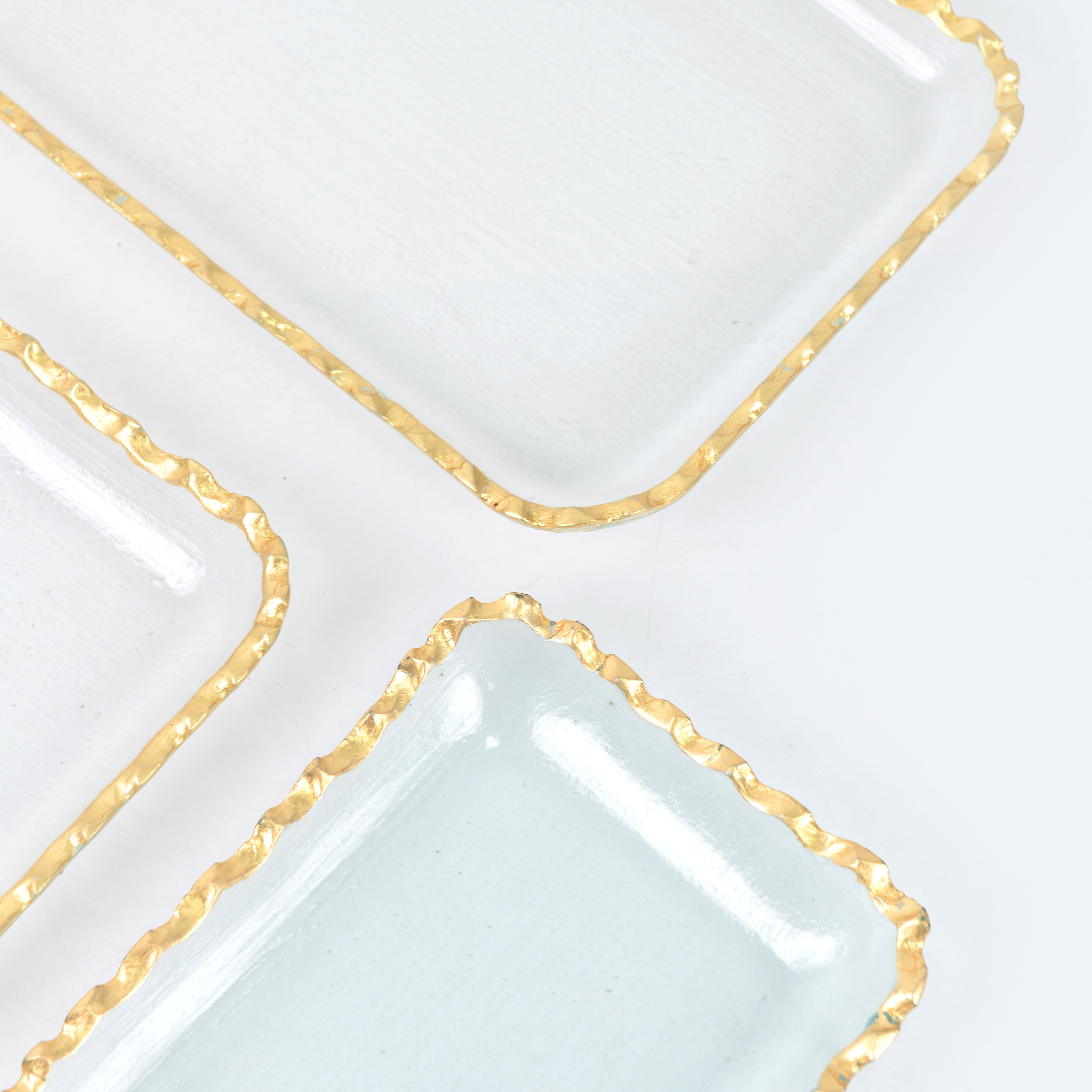 The square transparent gold-rimmed glass fruit plate has a handle details Picture