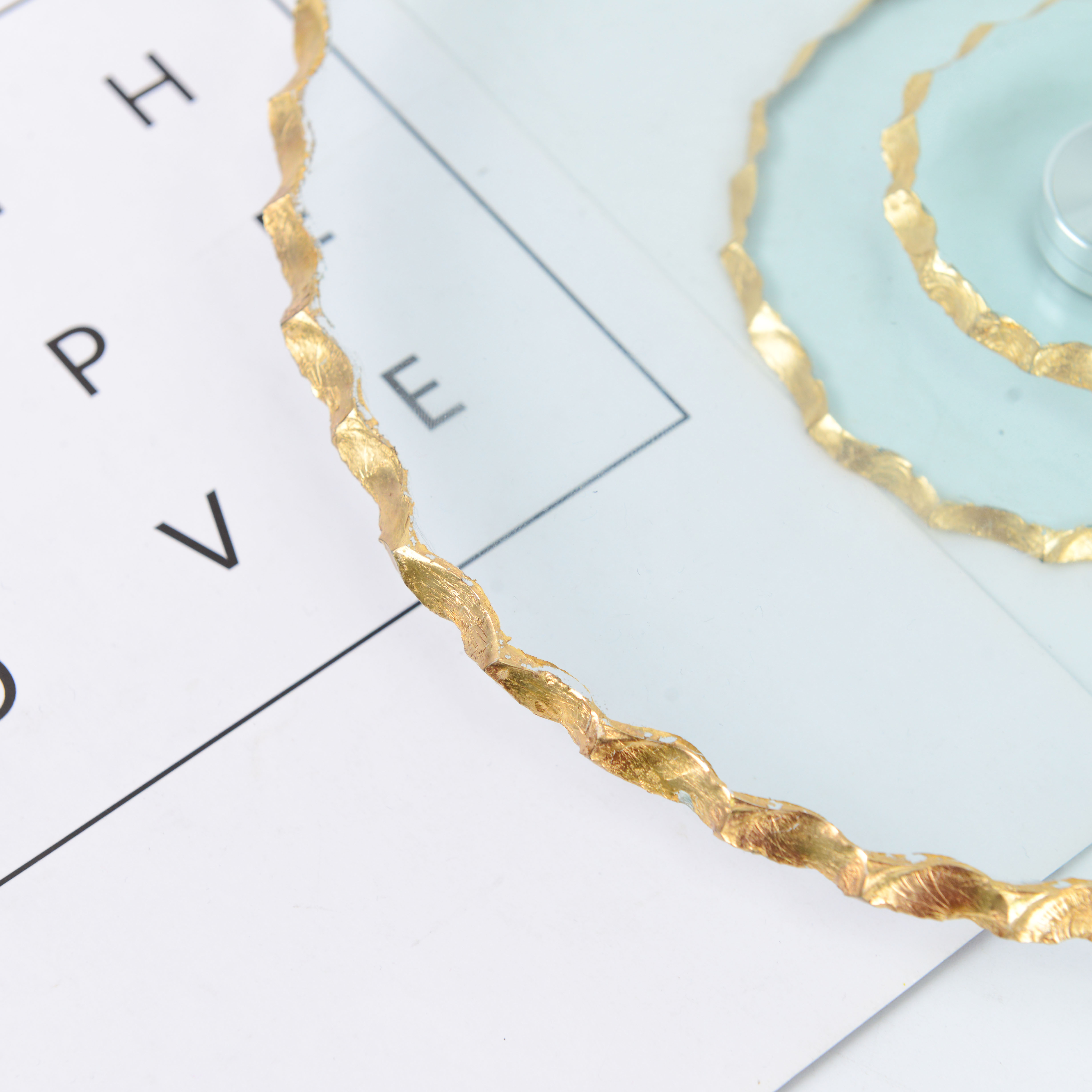 A transparent gold-rimmed glass fruit platter without handles Specification image