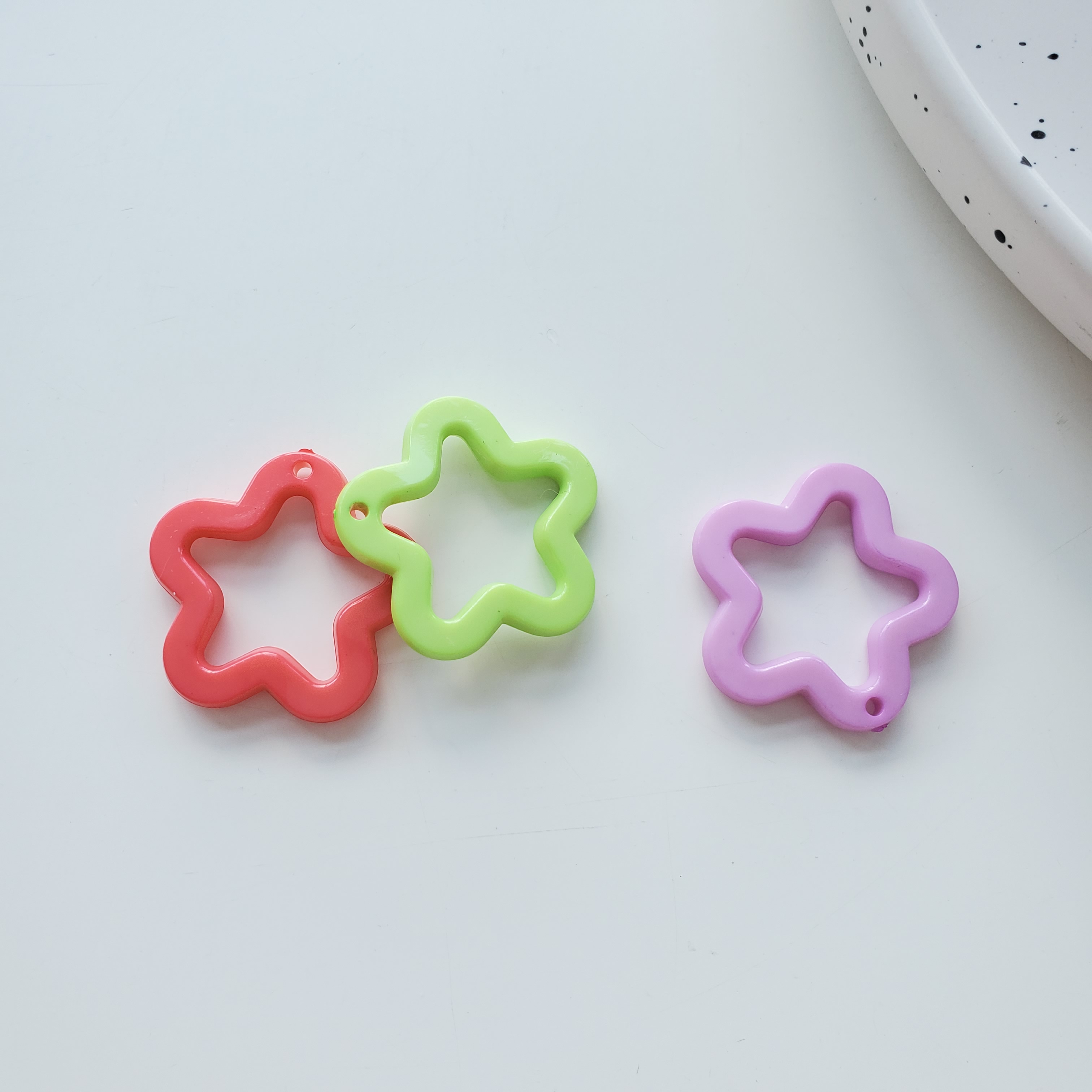 Chen Ming's best-selling DIY jewelry accessories: Acrylic 30mm perforated five-pointed star pendant, earrings, bag pendant, material Application Scenario