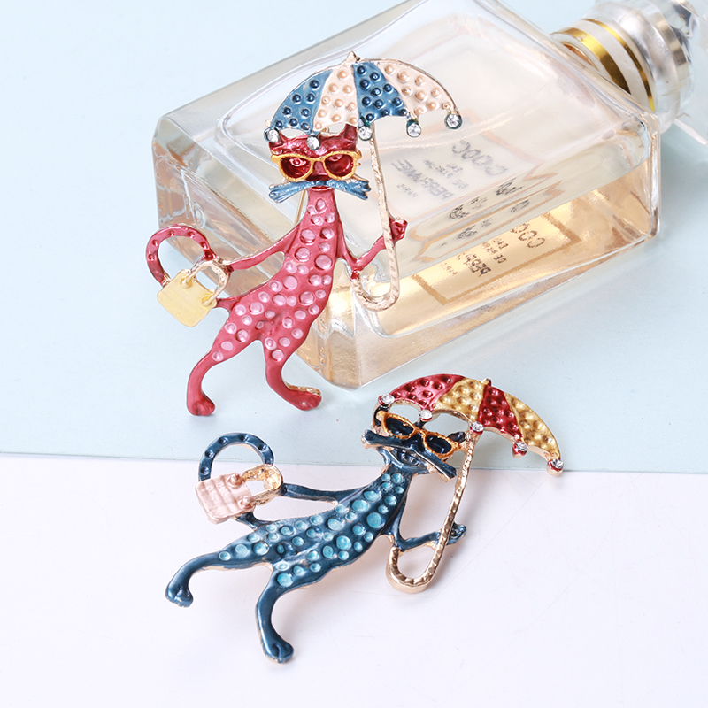 Factory direct sales of creative and light luxury Korean version new best-selling cartoon oil-drip cat knot light luxury water diamond creative retro brooch simple and fashionable accessory pin in stock Specification image