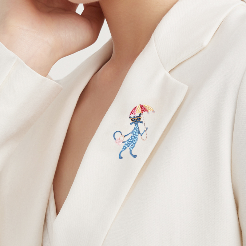 Factory direct sales of creative and light luxury Korean version new best-selling cartoon oil-drip cat knot light luxury water diamond creative retro brooch simple and fashionable accessory pin in stock