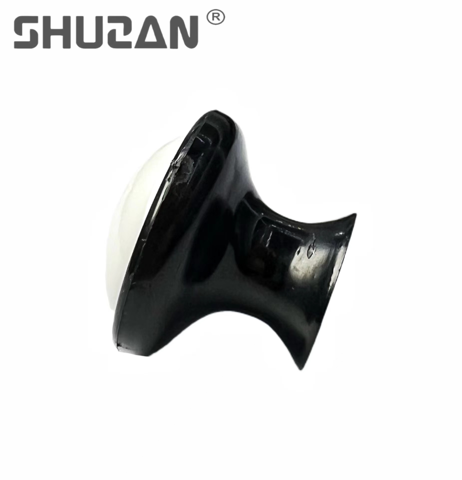 Shuzan, a well-known brand, offers a simple and pure white handle with black edges. It is a modern black single-hole cabinet, drawer, wardrobe door, and hardware handle wholesale. It is of high quality X202. Other hardware tools and single-lock handles Application Scenario