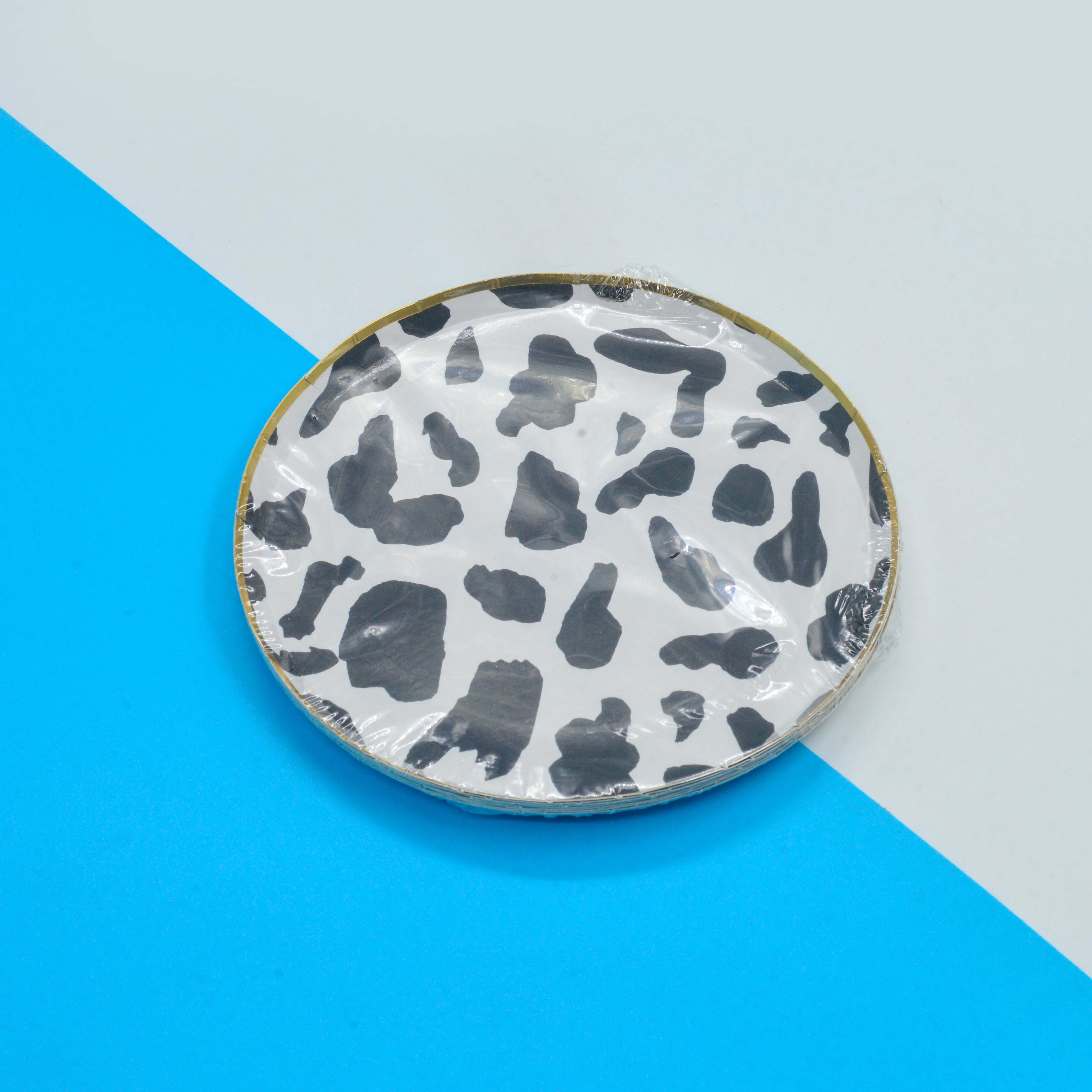 A disposable black leopard print cake plate in the style of Internet celebrities on Instagram details Picture