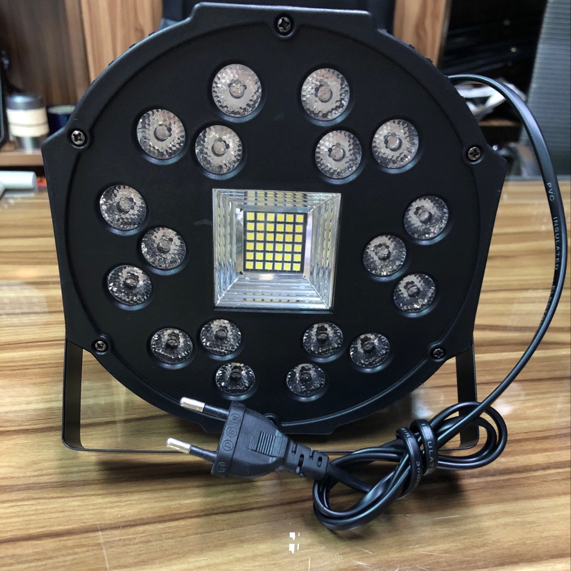 The 18-pa light strip has a white stroboscopic effect