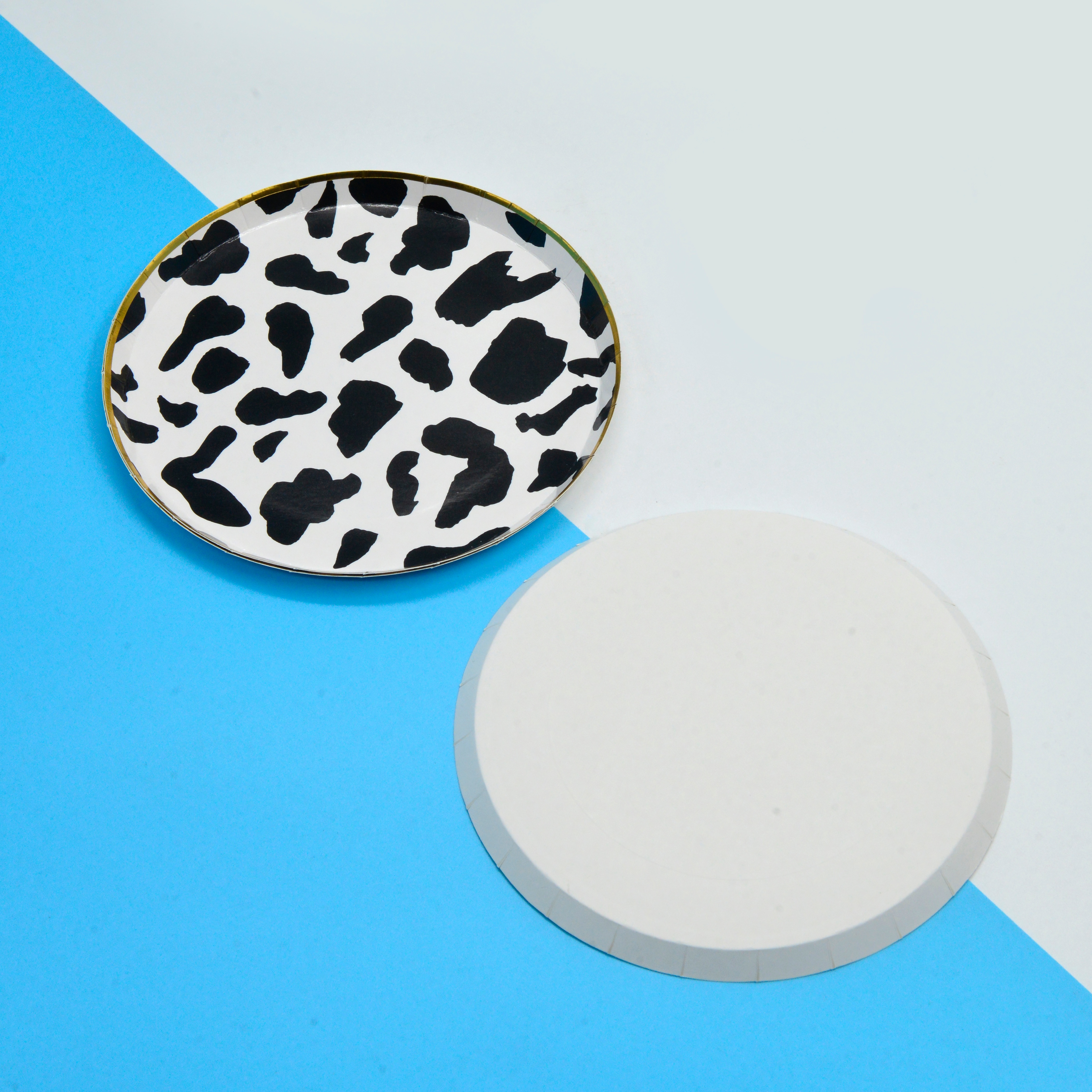 A disposable black leopard print cake plate in the style of Internet celebrities on Instagram Application Scenario