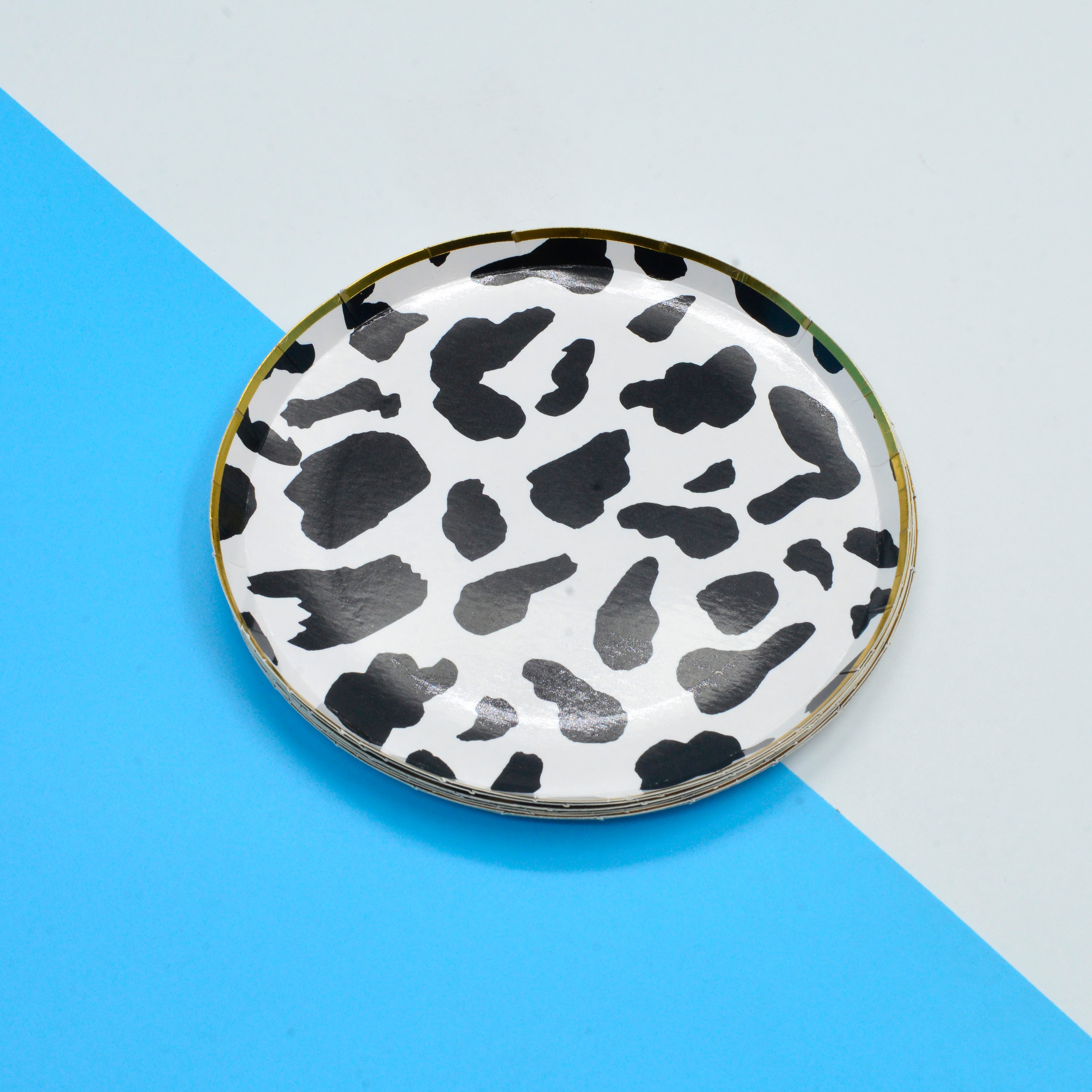 A disposable black leopard print cake plate in the style of Internet celebrities on Instagram Item Picture