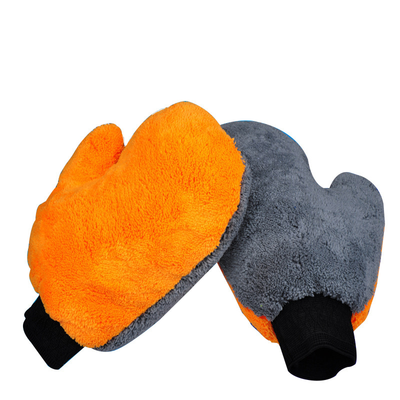 Qiwei Car Decoration Coral Velvet AB face bear paw car cleaning gloves, beauty car washing gloves, thumb gloves, home car cleaning products QW136 Application Scenario