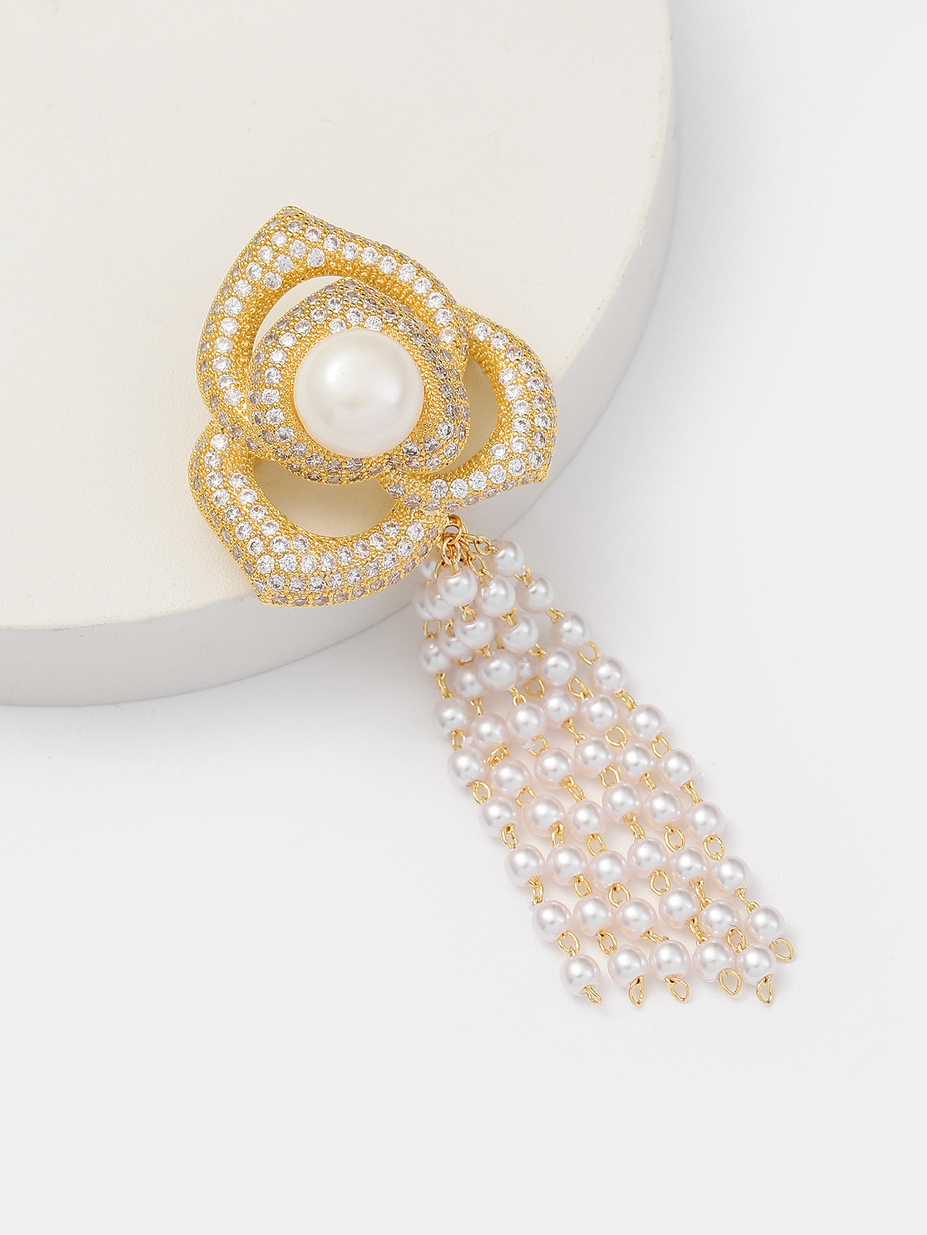 Xuhui brand premium copper plated with real gold and zircon inlaid luxury camellia, fashionable, classic and high-quality brooch details Picture