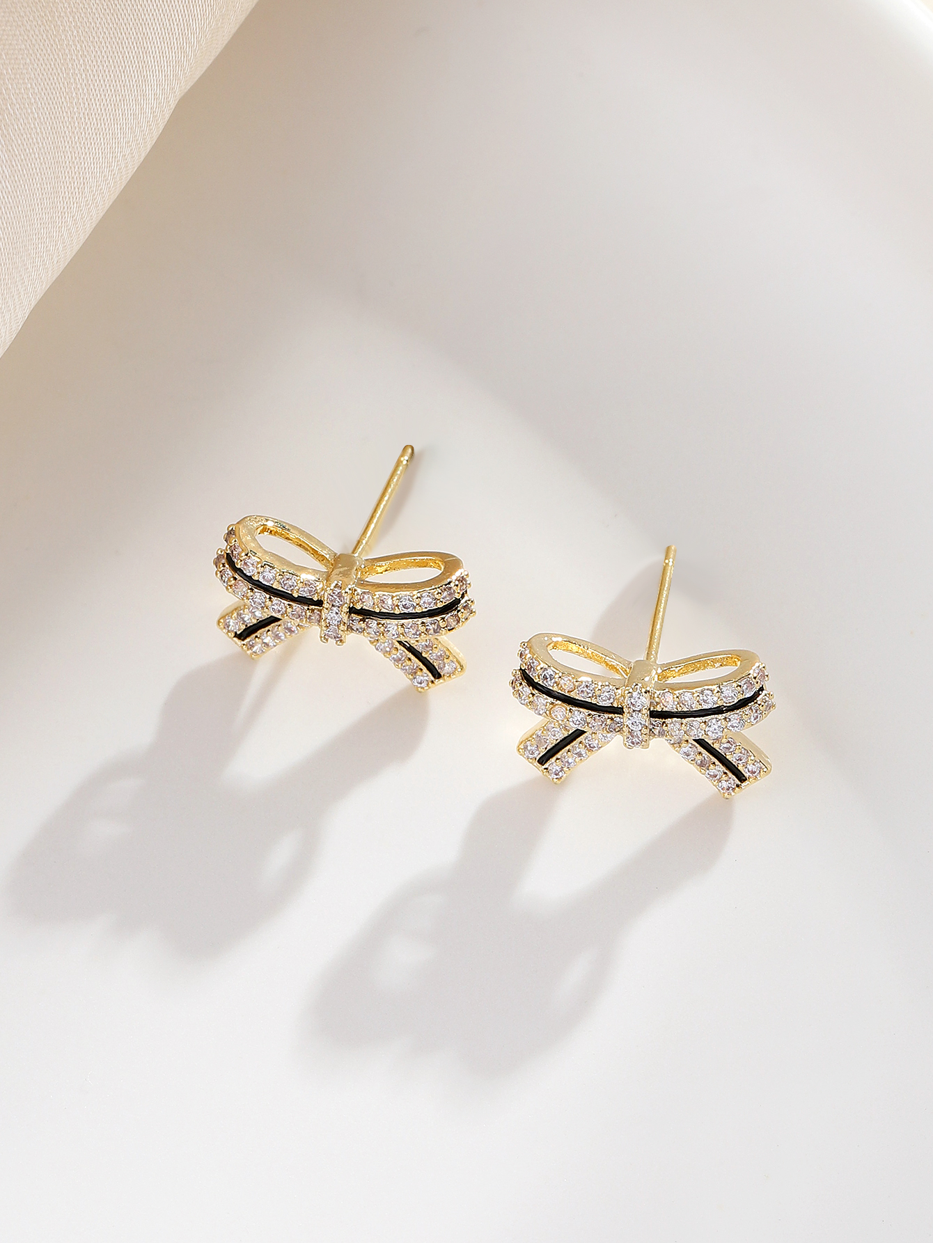 Xuhui brand exquisite and light luxury copper plated with real gold and zircon inlaid 925 silver needle bow with baked paint, luxurious design and fashionable stud earrings Item Picture