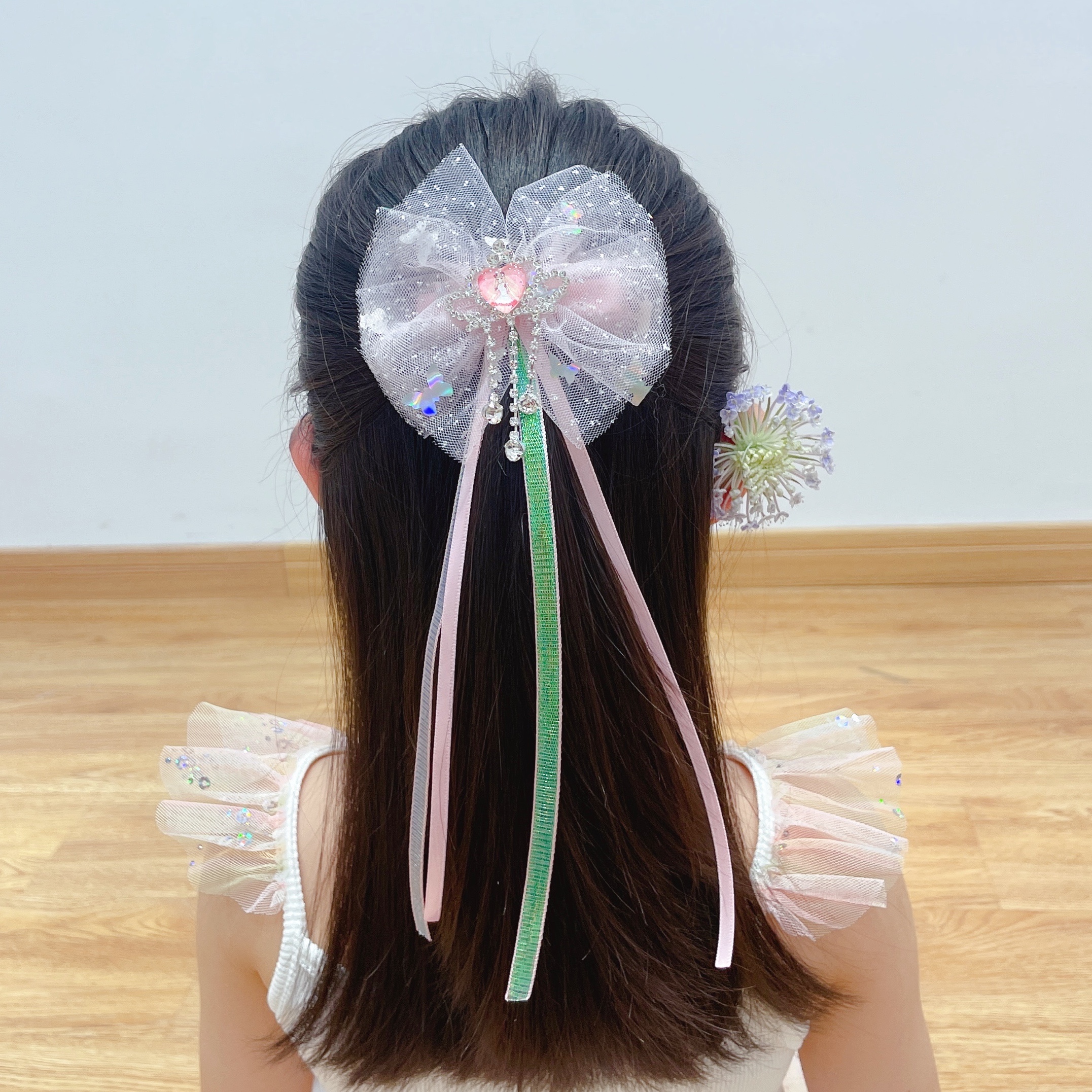 Flower Fairy - Small Hanging Diamond Crown Ribbon Clip Application Scenario