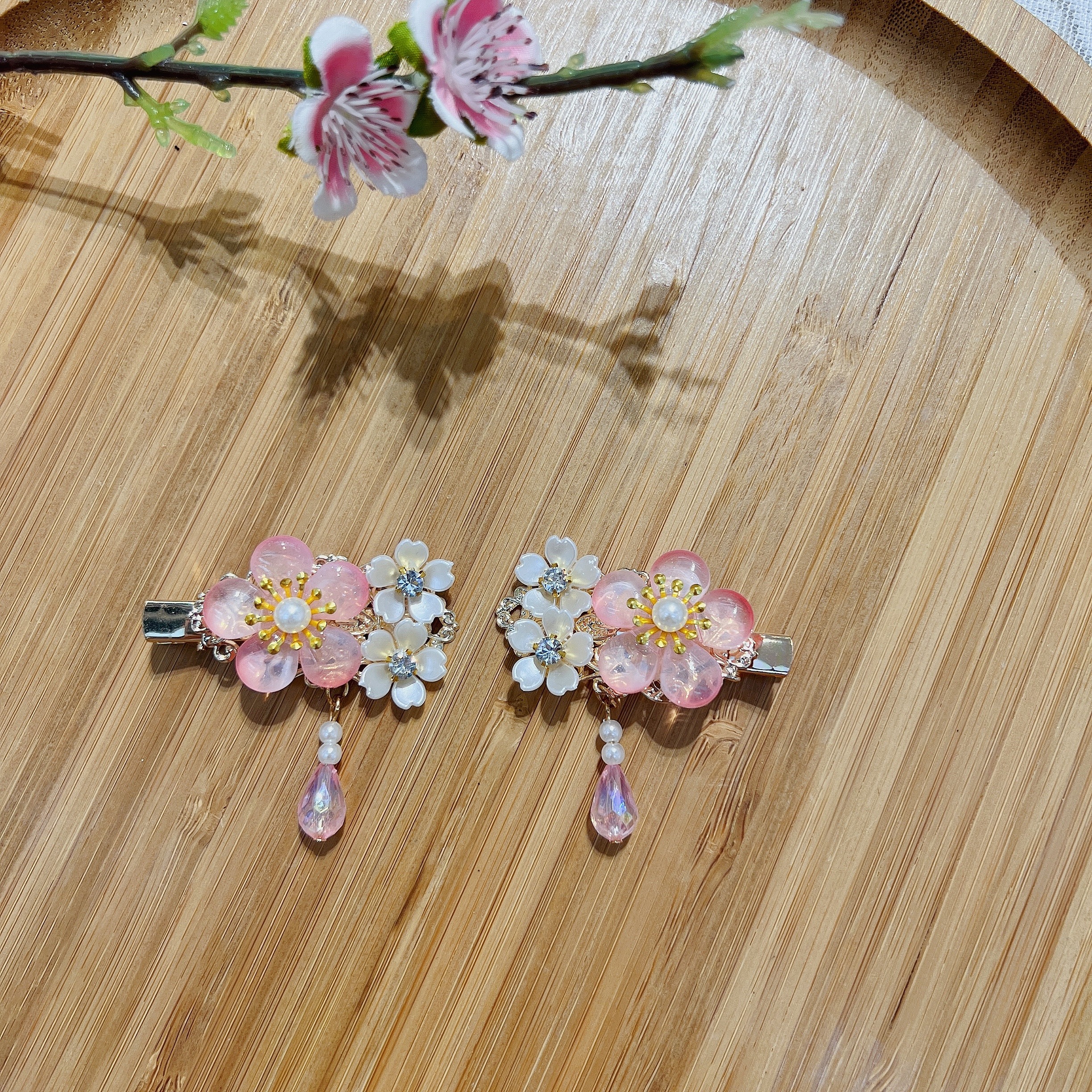 Hairless Hanfu Clip - Three small flower crystal clips Application Scenario