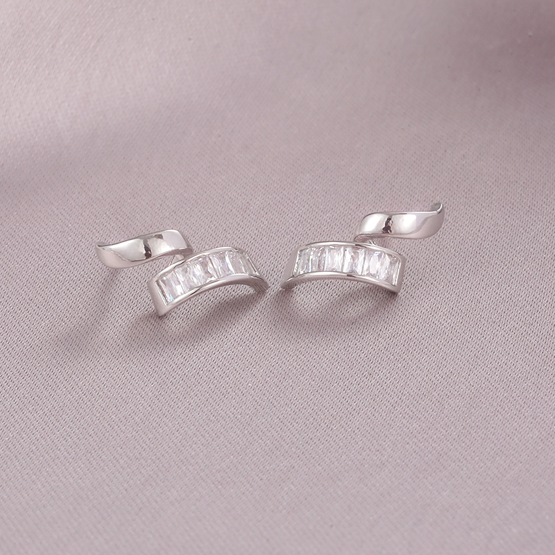 Xuhui brand exquisite and light luxury copper plated with real gold and zircon 925 silver needle ribbon design fashionable stud earrings Application Scenario