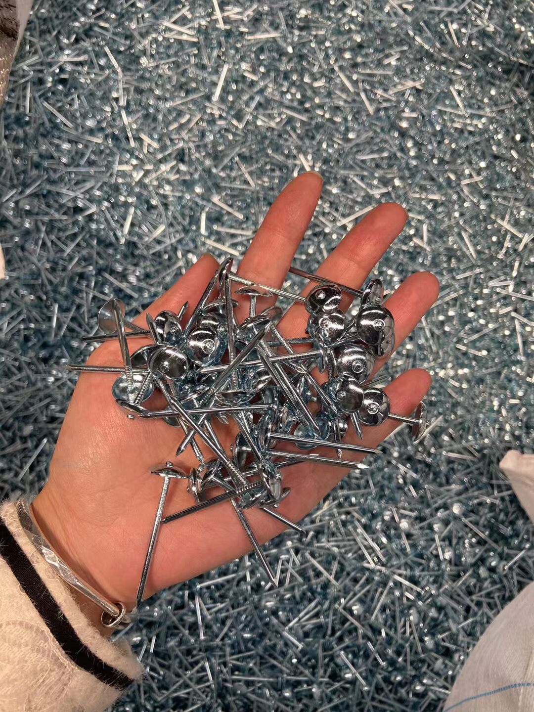 Manufacturer corrugated nails, straight rods, corrugated nails, hemp rods, corrugated nails with pads, roof nails, Roofing nails, large cap nails, 9G, 2.5-inch nails, galvanized corrugated nails Specification image