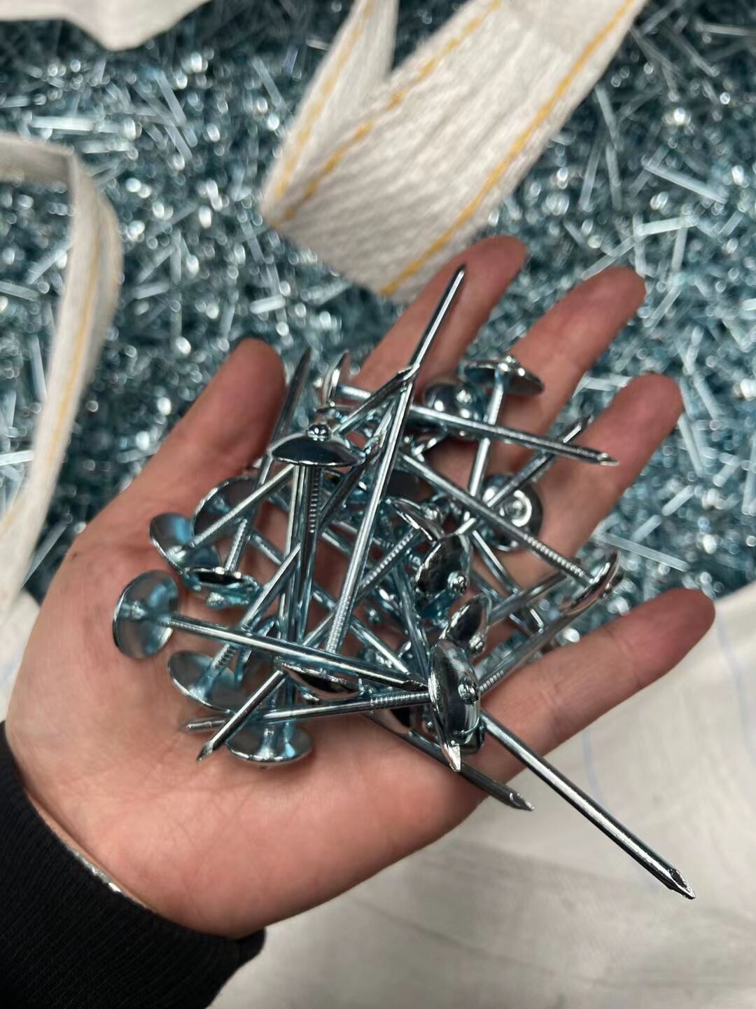Manufacturer corrugated nails, straight rods, corrugated nails with pads, corrugated nails, hemp rods, corrugated nails, roof nails, Roofing nails, galvanized corrugated nails, large cap nails, 9G, 2.5-inch nails Item Picture