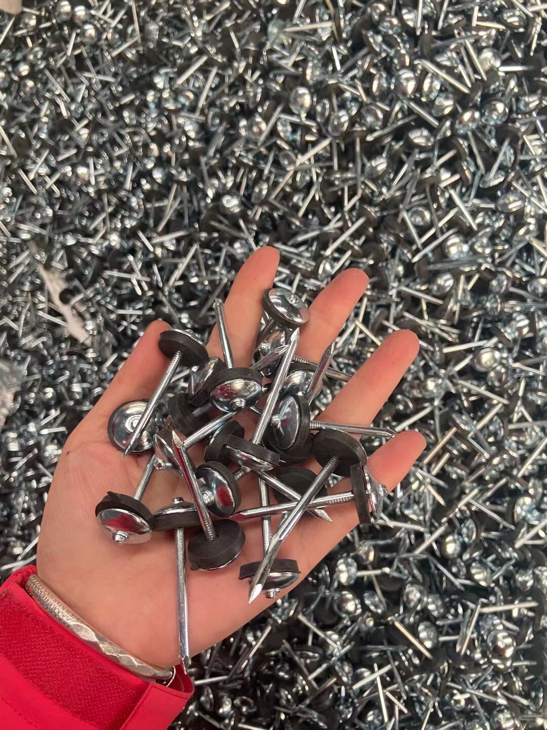 Manufacturer corrugated nails, straight rods, corrugated nails, hemp rods, corrugated nails, roof nails, Roofing nails, large cap nails, 9G, 2.5-inch nails, galvanized corrugated nails, corrugated nails with pads Item Picture