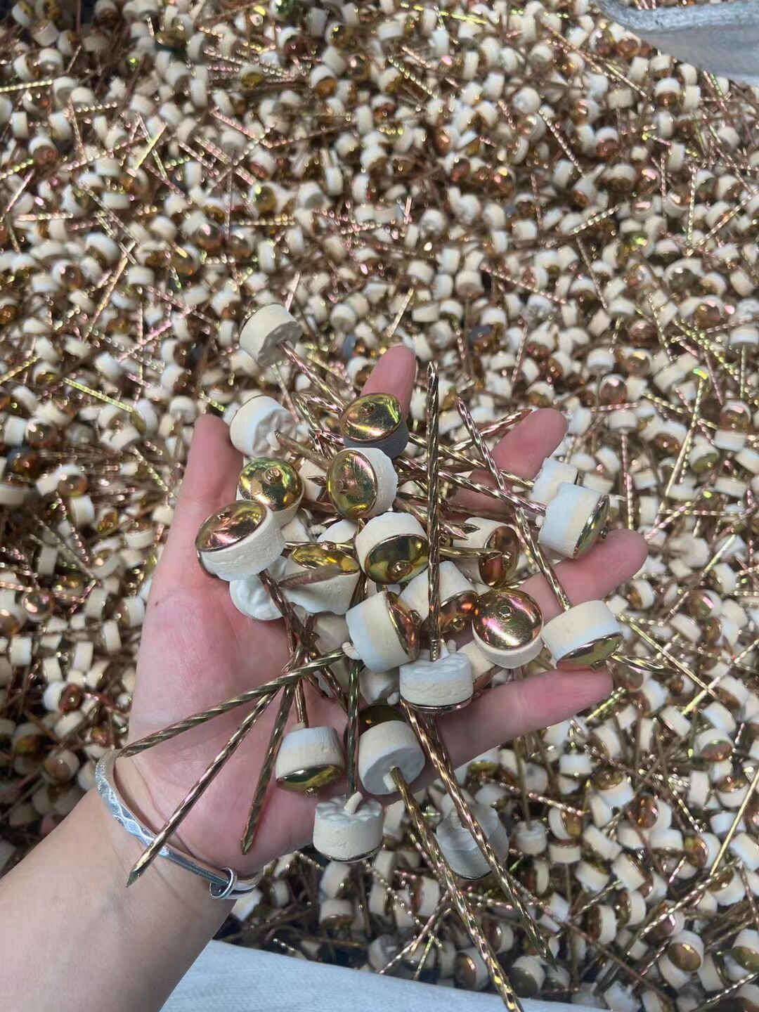 Manufacturer corrugated nails, straight rod corrugated nails, padded corrugated nails, hemp rod corrugated nails, roof nails, Roofing nails, 9G, 2.5-inch nails, galvanized corrugated nails, large cap nails Specification image