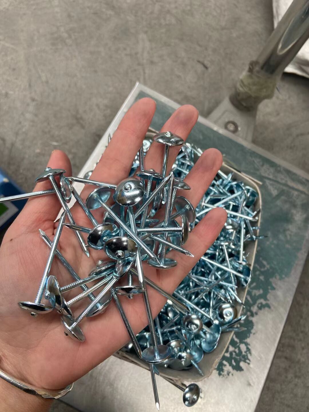 Manufacturer corrugated nails, corrugated rods, corrugated nails, straight rods, corrugated nails with pads, roof nails, Roofing nails, large cap nails, 9G, 2.5-inch nails, galvanized corrugated nails Item Picture