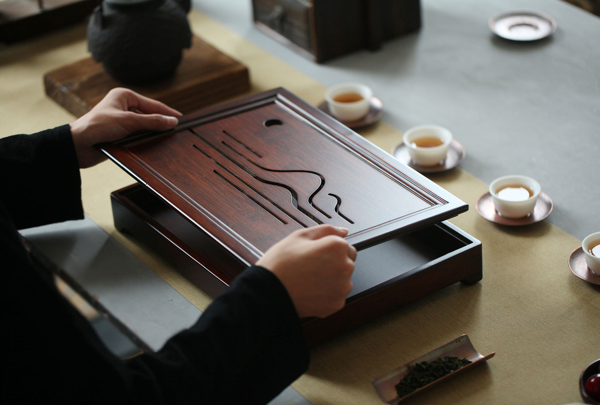 The "Guanshanyue" bamboo tea tray is simple, elegant and light luxury. It is a versatile tea tray for both home and office use Specification image