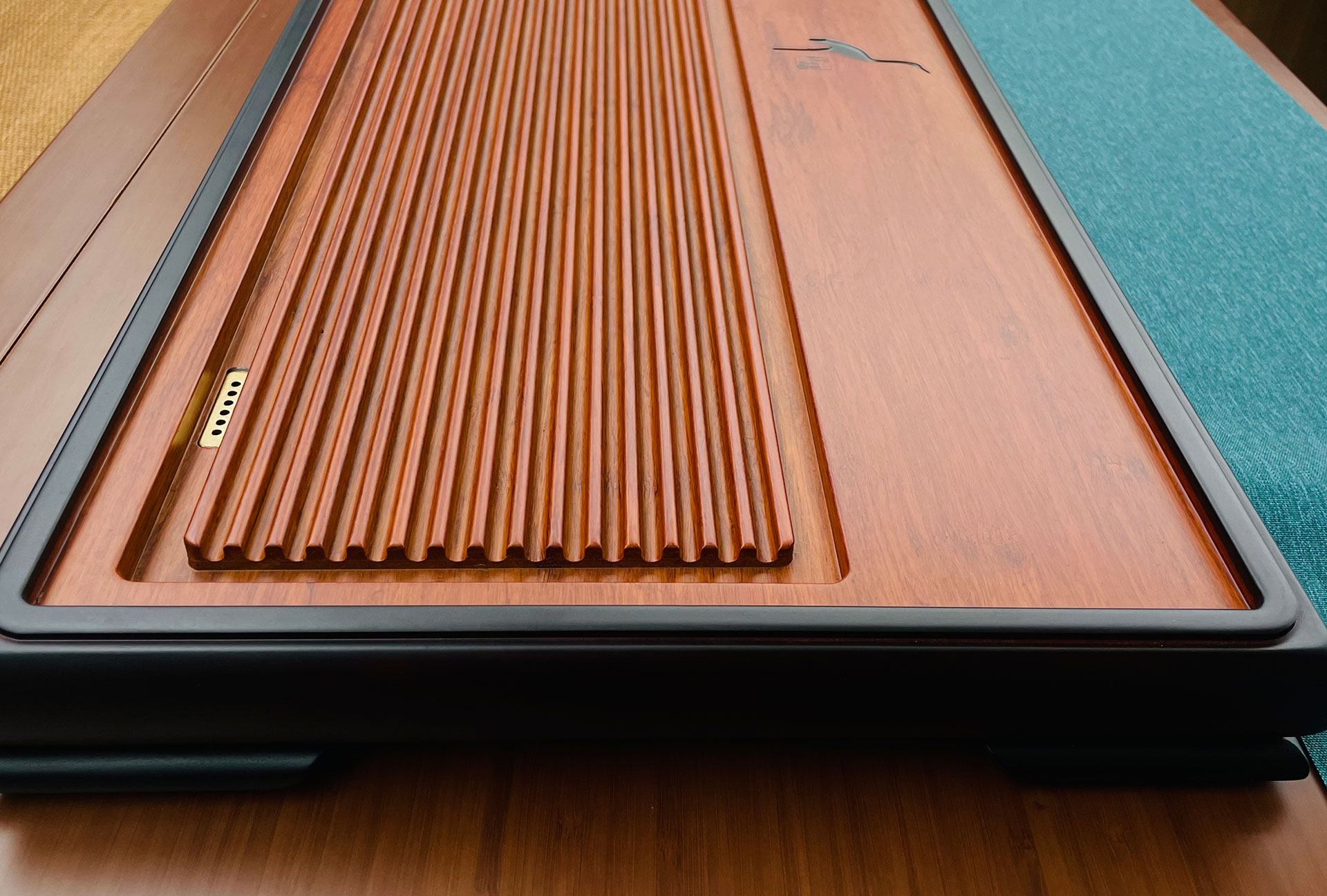 The Heming heavy bamboo tea tray is simple, elegant and light luxury. It is suitable for both home and office use, easy to clean and can drain water. It is an exquisite tea tray Item Picture