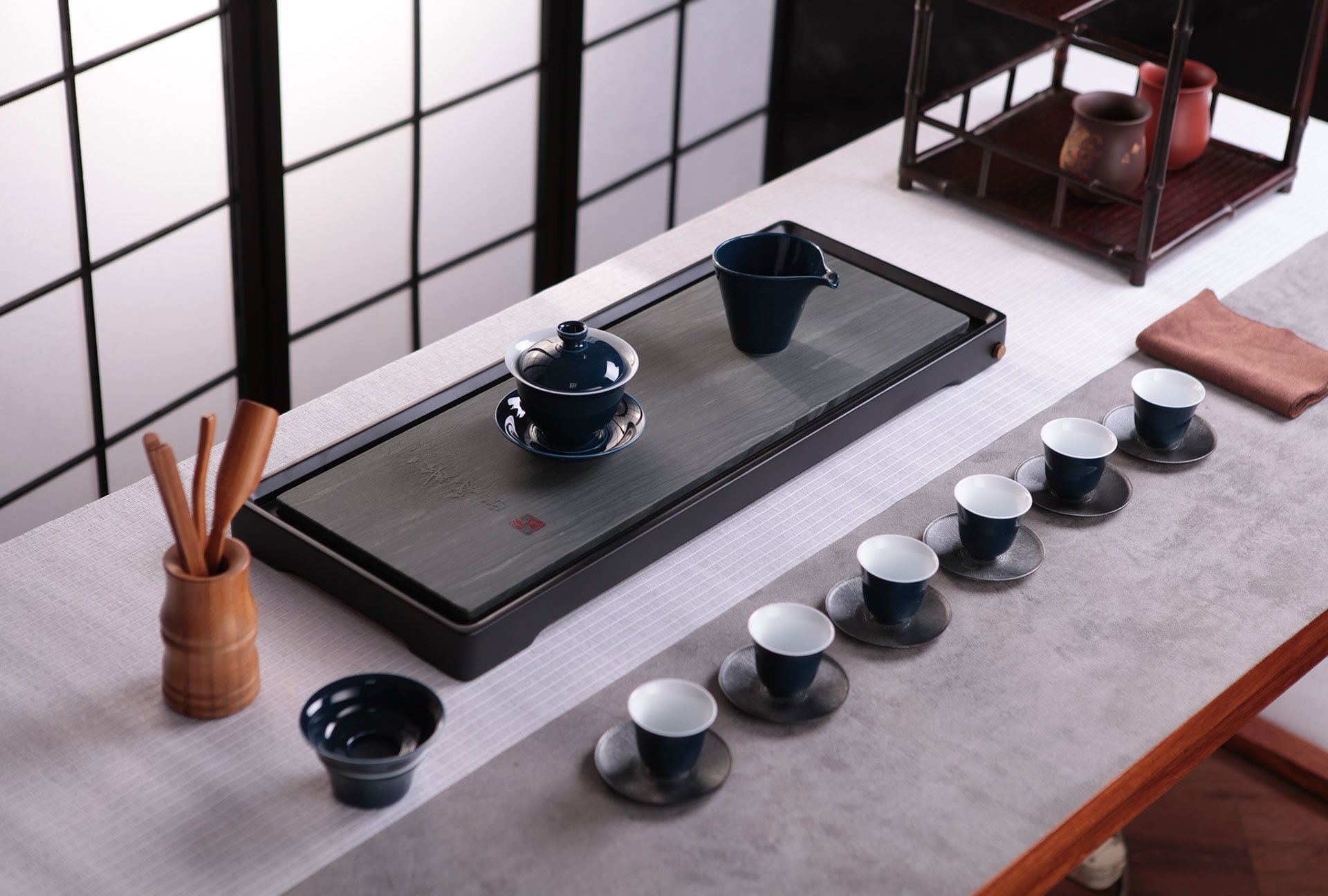 The combination of misty rain, heavy bamboo, black gold stone and tea tray is simple, elegant and light luxury. It is versatile for home and office use and easy to maintain