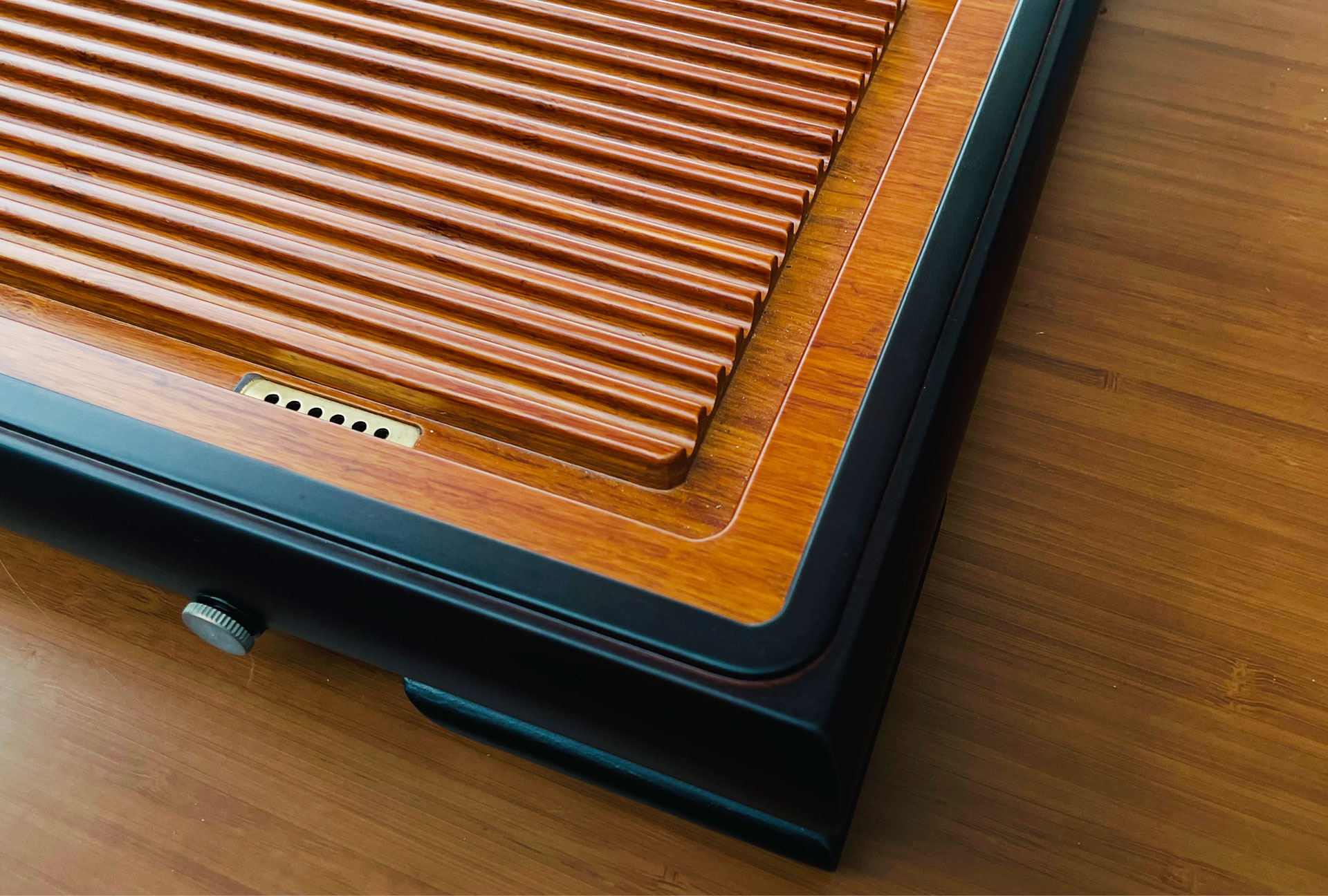 The Heming heavy bamboo tea tray is simple, elegant and light luxury. It is suitable for both home and office use, easy to clean and can drain water. It is an exquisite tea tray Application Scenario