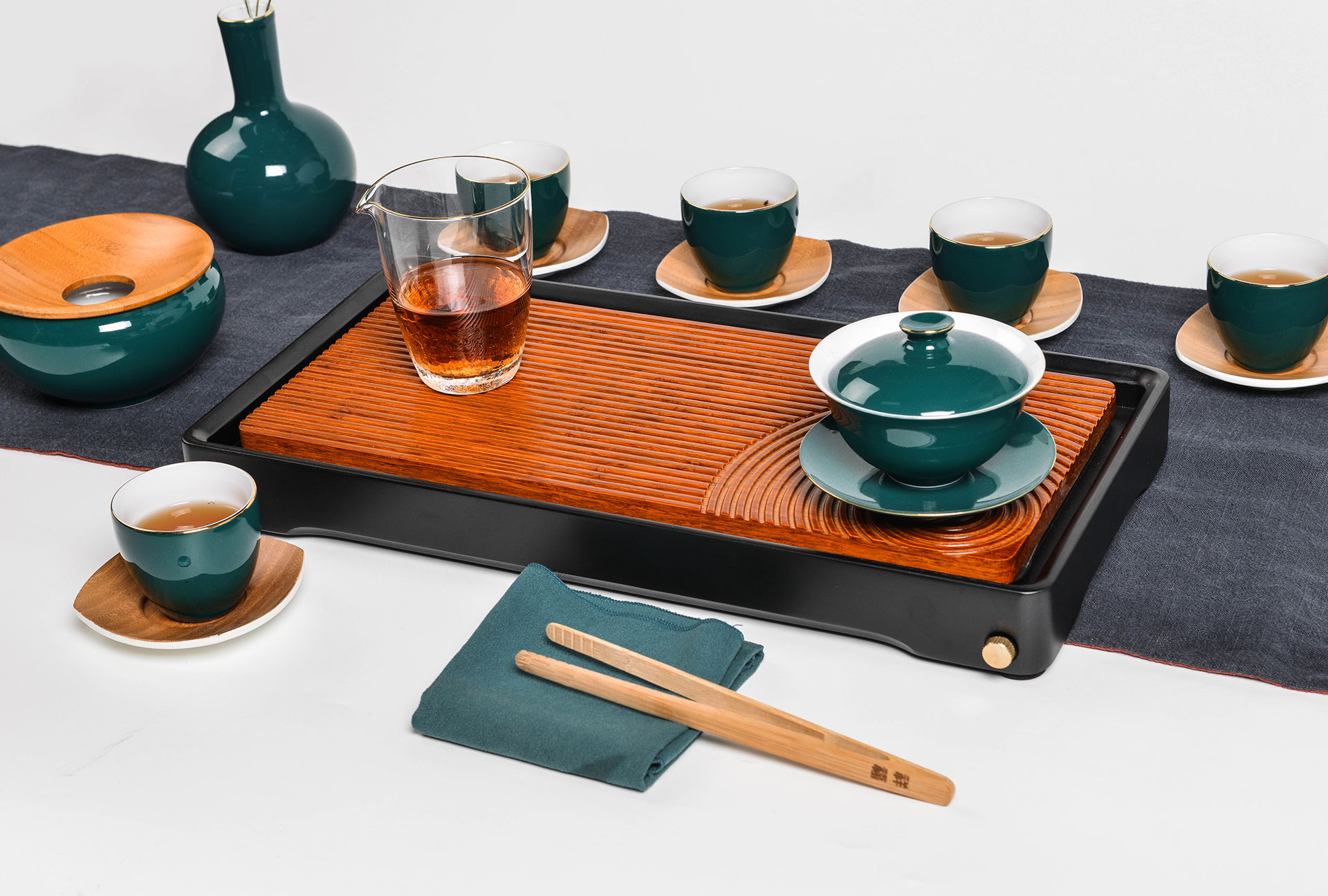 The Lianchi tea tray is simple, elegant, light luxury, versatile for home and office use, and easy to clean Application Scenario