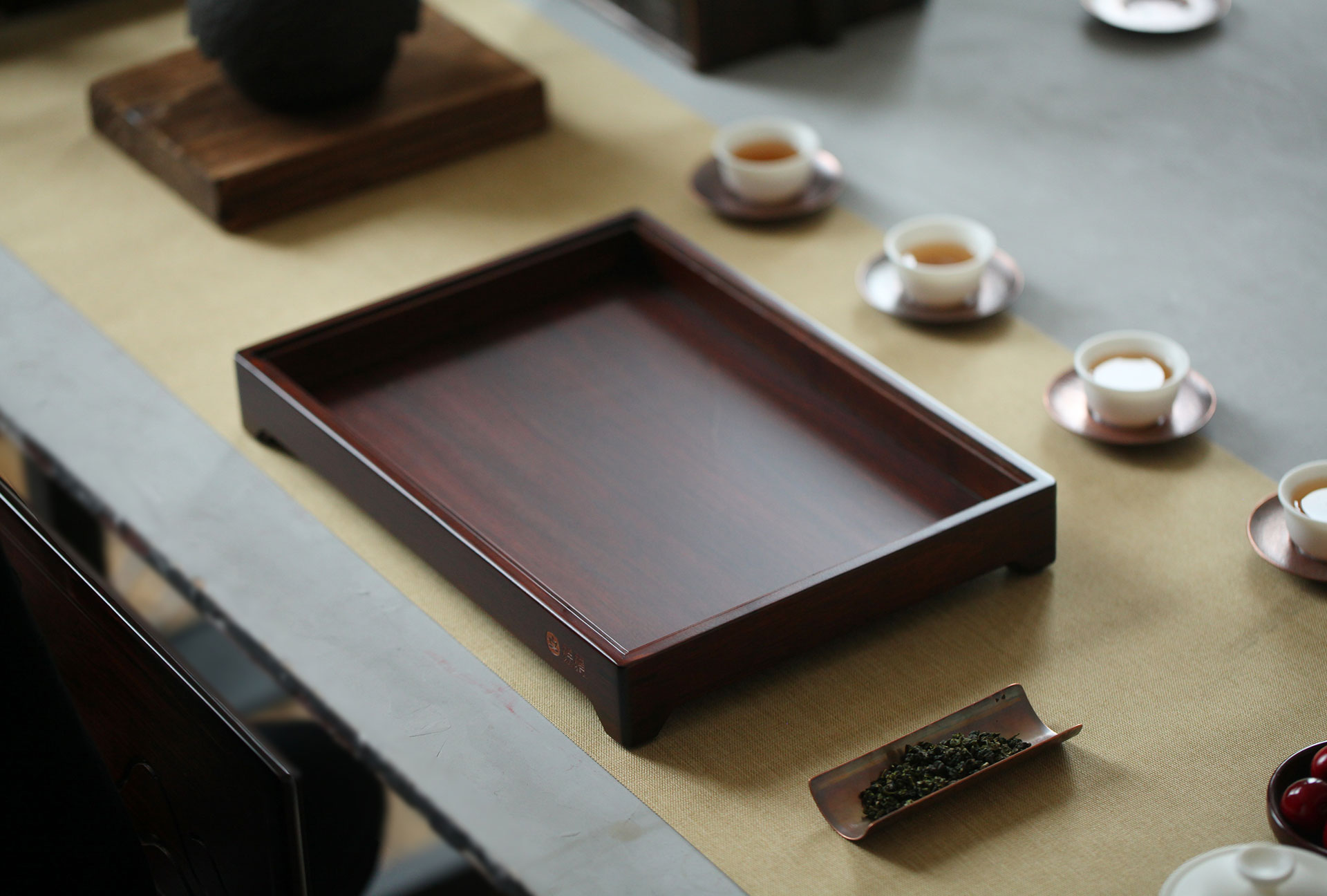 The "Guanshanyue" bamboo tea tray is simple, elegant and light luxury. It is a versatile tea tray for both home and office use Application Scenario