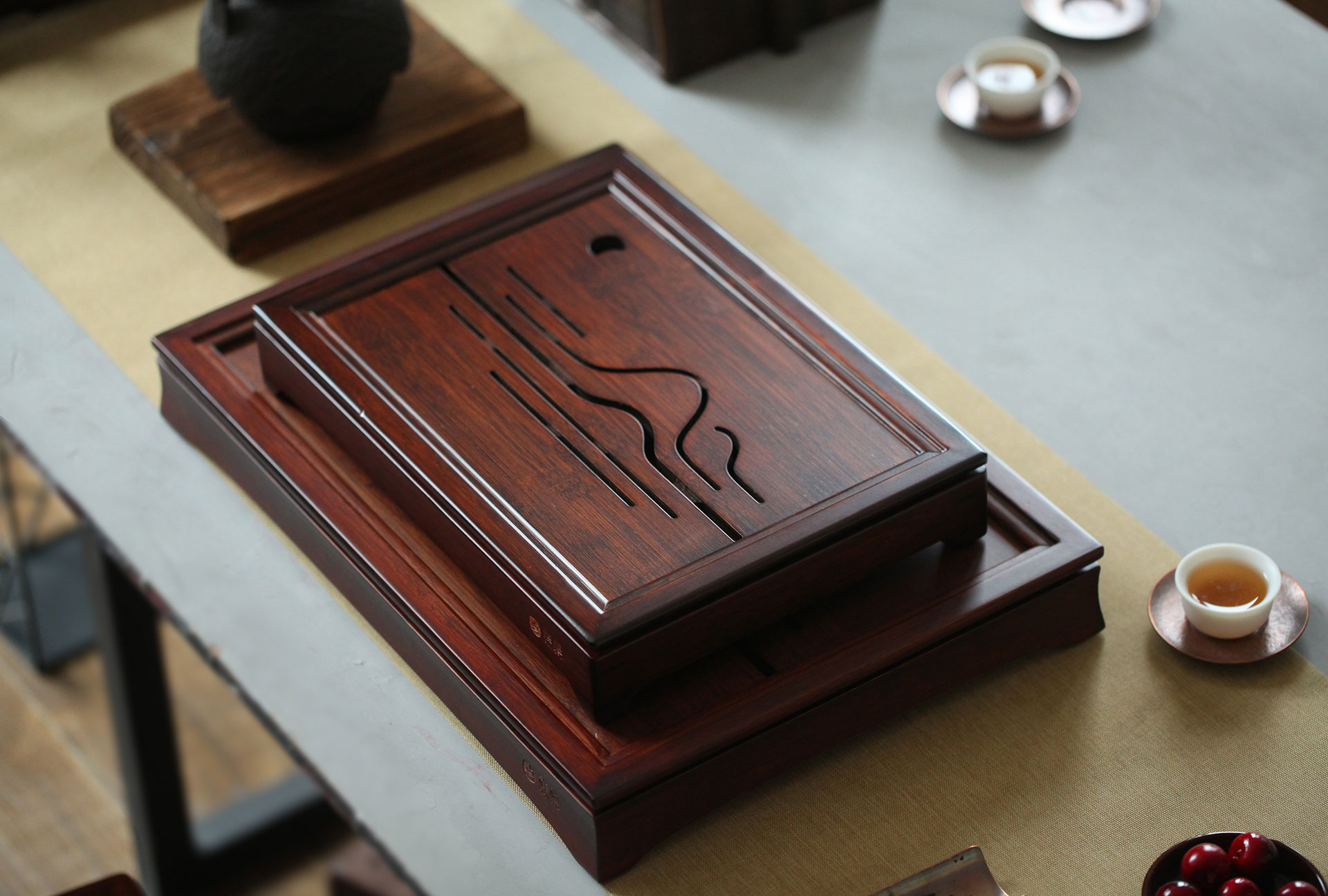 The "Guanshanyue" bamboo tea tray is simple, elegant and light luxury. It is a versatile tea tray for both home and office use details Picture