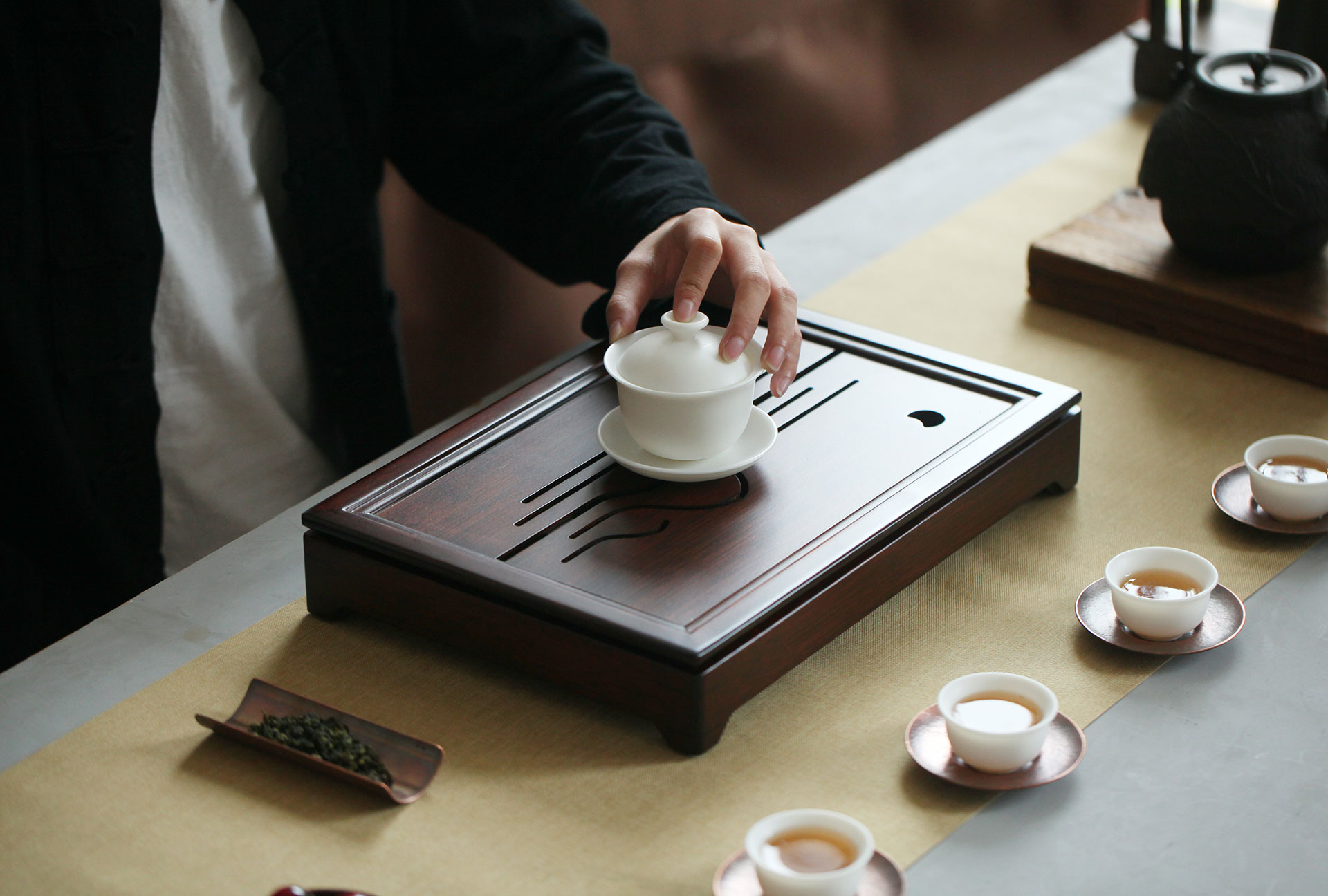 The "Guanshanyue" bamboo tea tray is simple, elegant and light luxury. It is a versatile tea tray for both home and office use