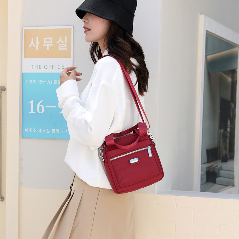 Women's crossbody bag, waterproof Oxford fabric, women's single-shoulder bag, exquisite and lightweight outdoor casual bag, travel women's bag, portable and crossbody dual-purpose bag Application Scenario