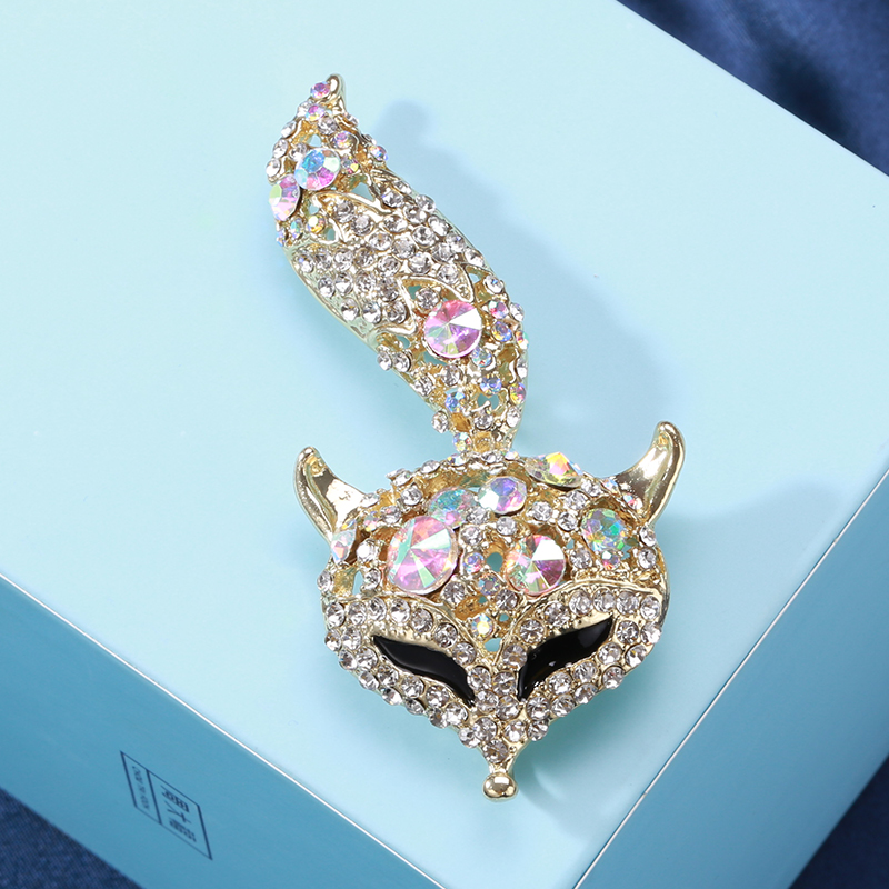 Factory direct sales of creative and light luxury Korean version new best-selling cartoon water diamond fox light luxury creative retro brooches, simple and fashionable accessory pins in stock details Picture