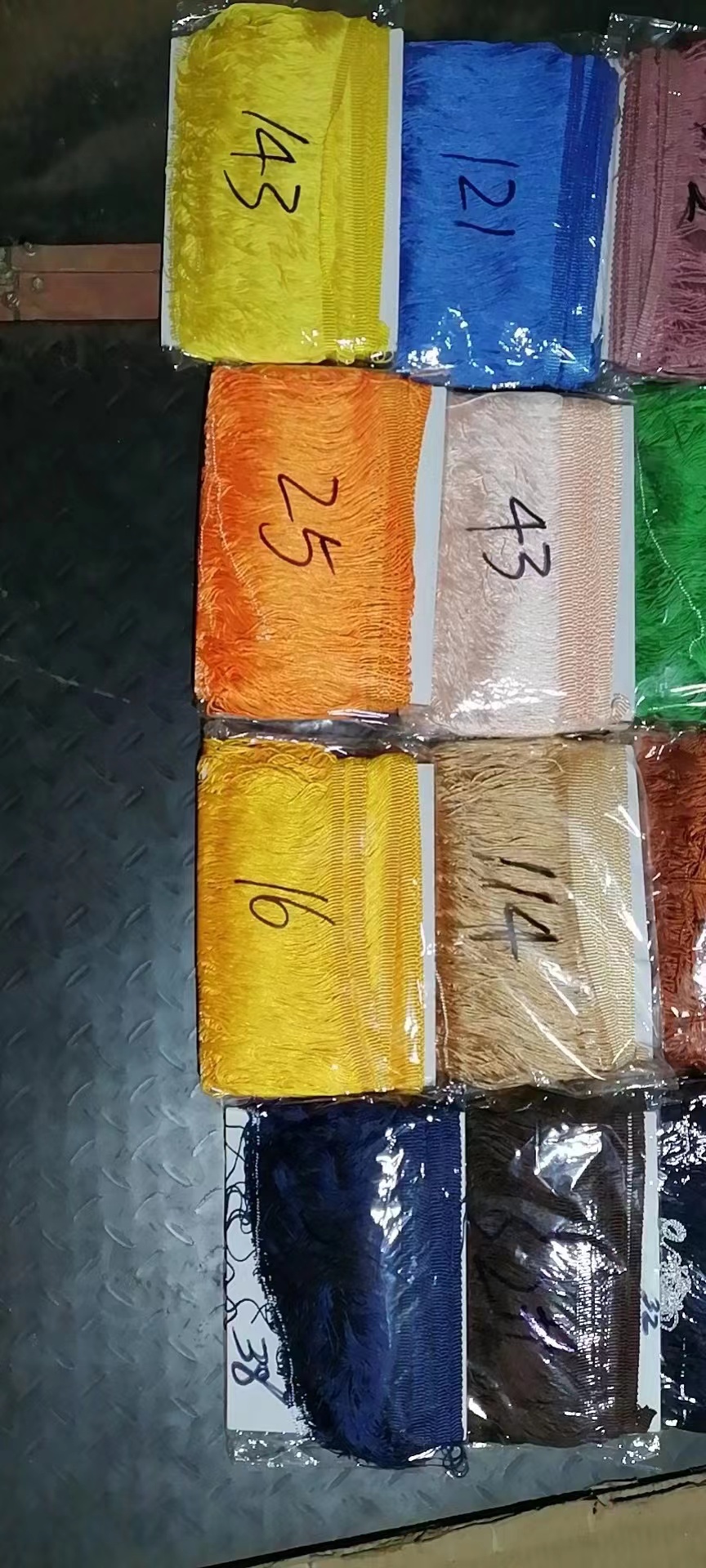 涤纶排须，以三顶色卡为准