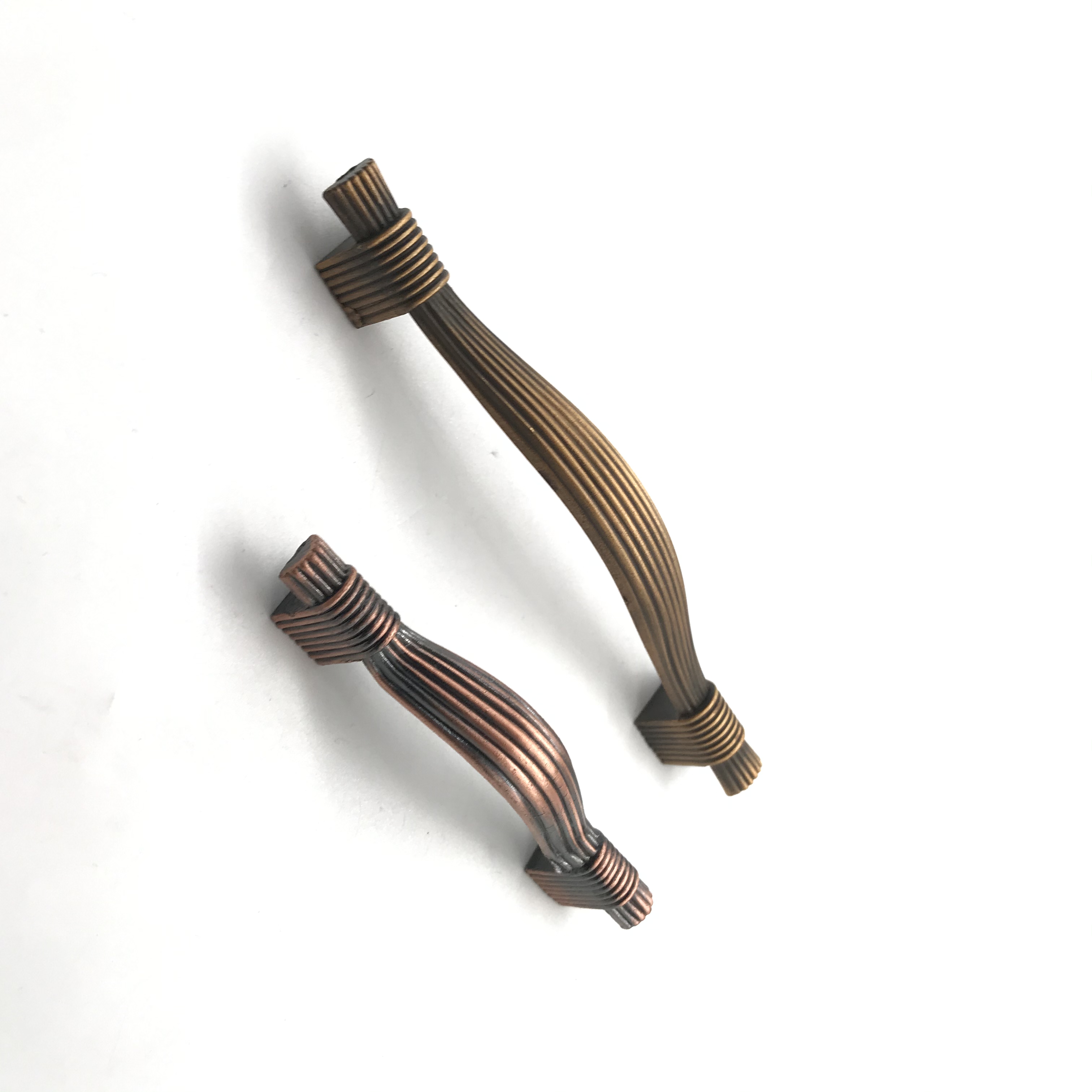 Shuzan antique-style hardware handles with single and double holes for wardrobes, drawers and TV cabinets are universal and suitable for classical style handles details Picture