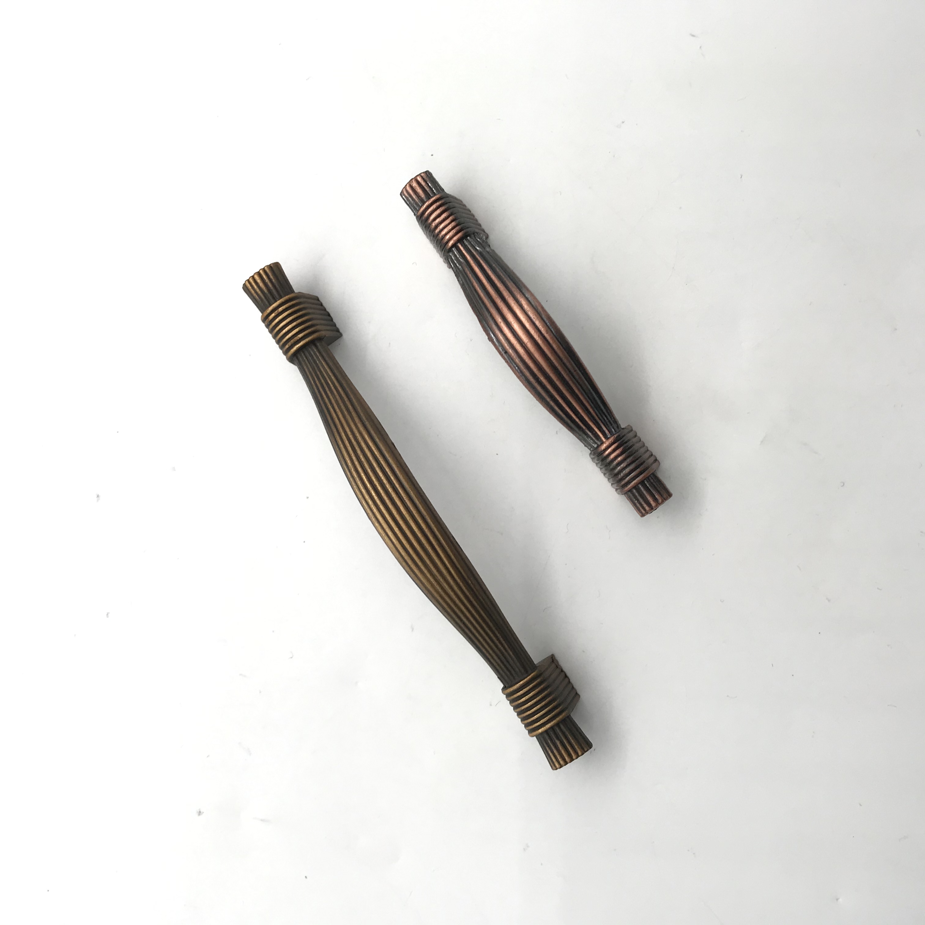 Shuzan antique-style hardware handles with single and double holes for wardrobes, drawers and TV cabinets are universal and suitable for classical style handles Specification image