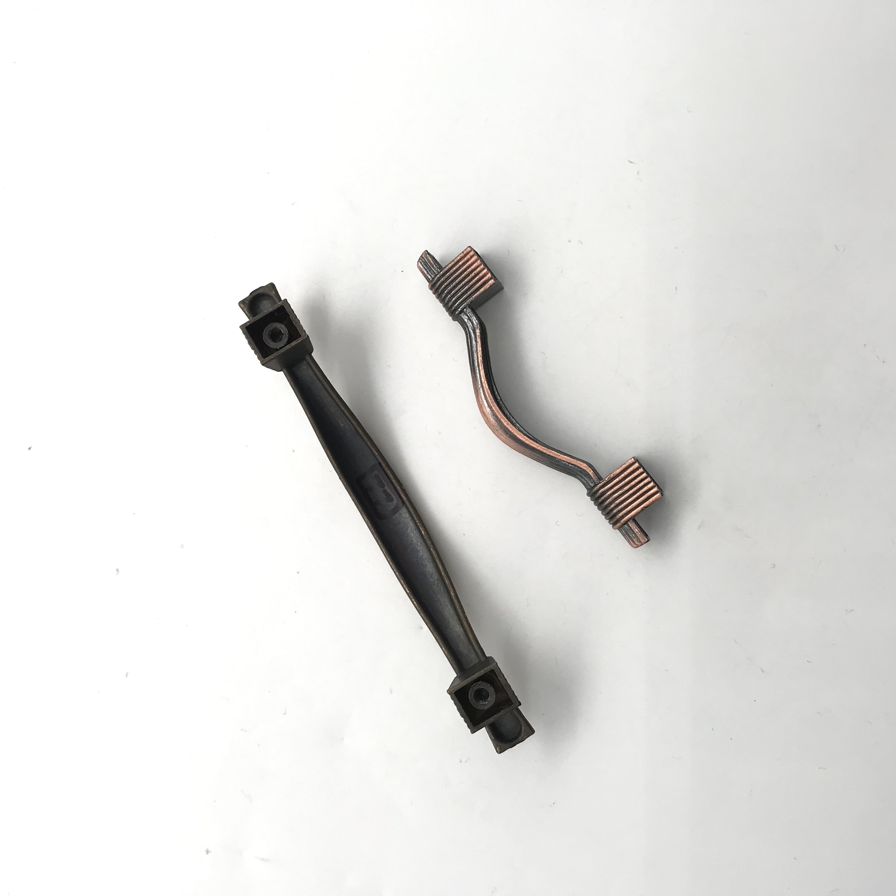 Shuzan antique-style hardware handles with single and double holes for wardrobes, drawers and TV cabinets are universal and suitable for classical style handles