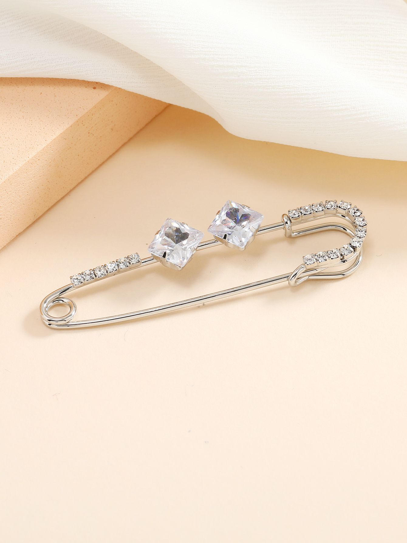 锆石胸针细节图