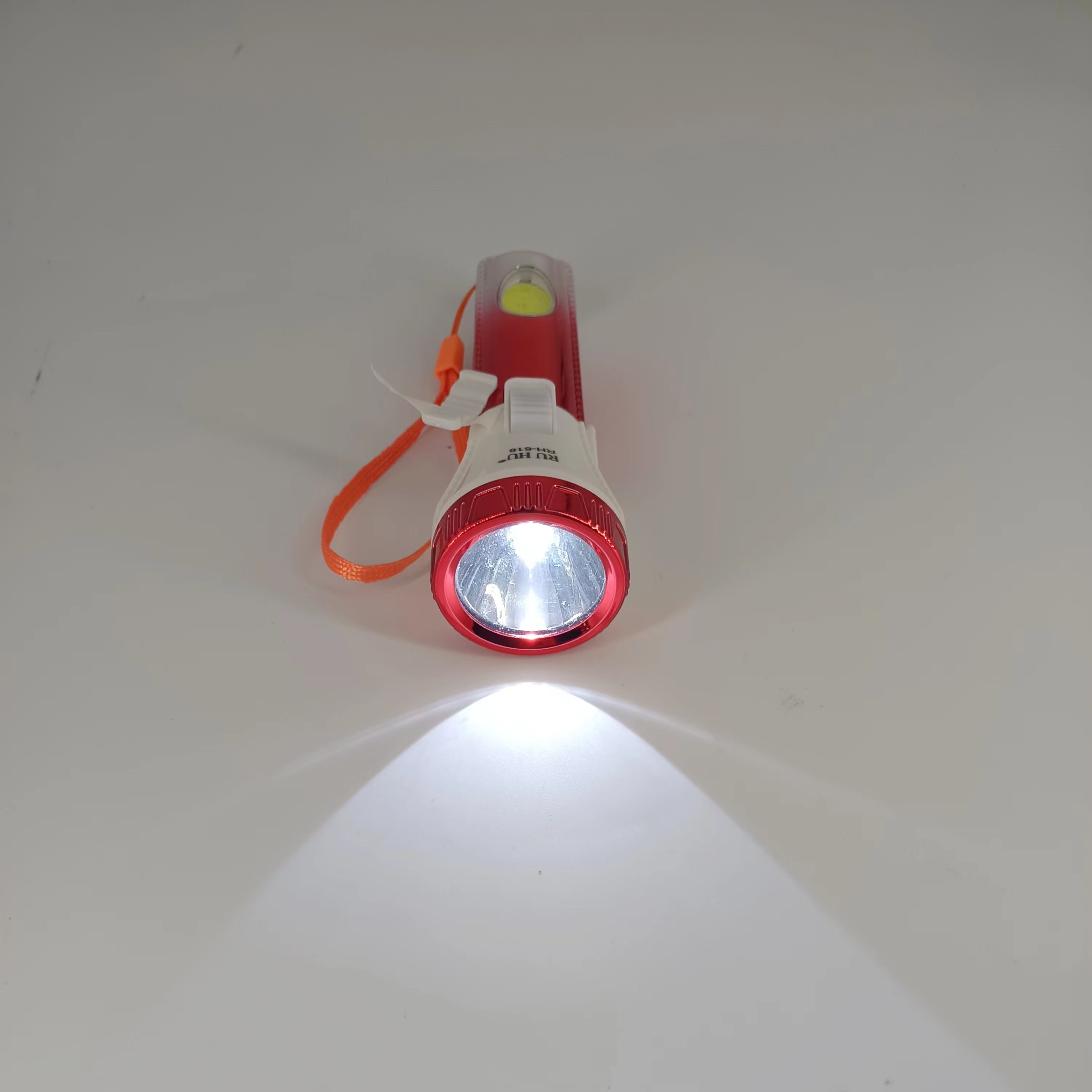 LED家用充电式手电筒 强光户外露营便携照明远射迷你小手电筒详情图4