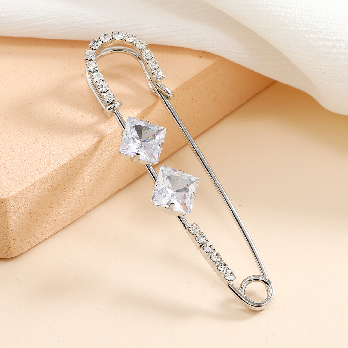 锆石胸针产品图