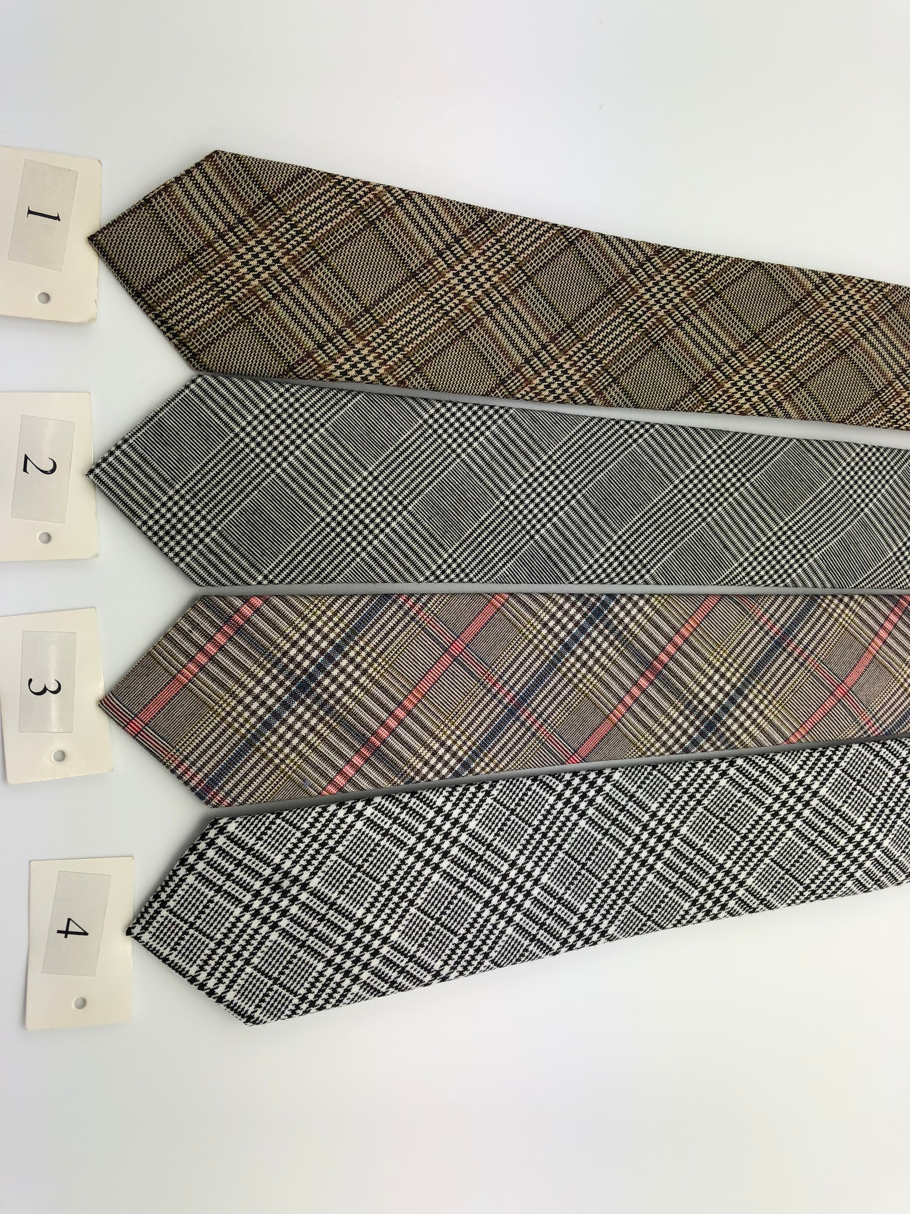 وتباع المؤسسة ملابس عصرية وربطة عنق منقوطة مصنوعة من القطن وربطة عنق منقوشة Specification image