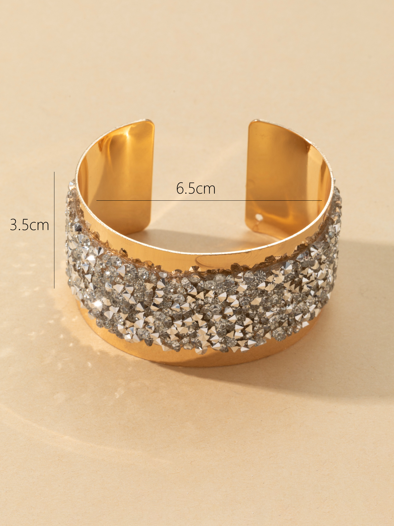 Cross-border Amazon bestseller: Exaggerated women's bracelet with white diamonds Application Scenario