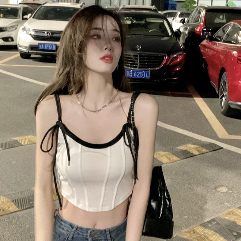 A short, irregularly laced sweet and spicy base top with a strappy vest design for women Specification image