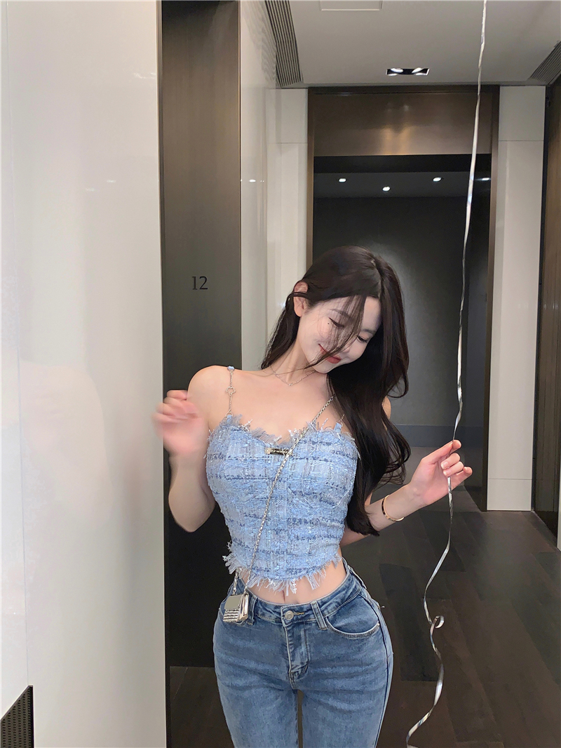 The blue fringed halter top is a sweet and spicy summer outfit for women. It has a pure and chic design and is paired with a short top inside Application Scenario