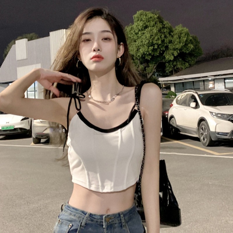 A short, irregularly laced sweet and spicy base top with a strappy vest design for women