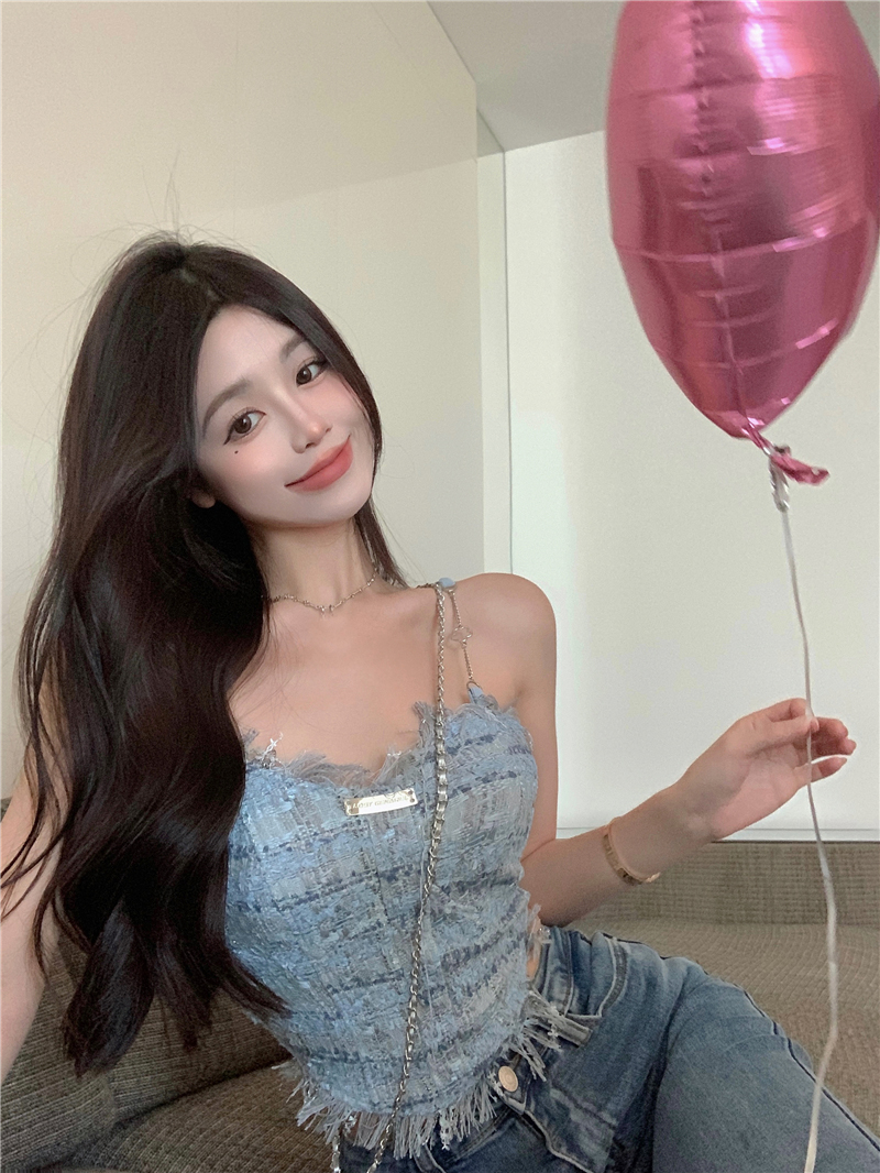 The blue fringed halter top is a sweet and spicy summer outfit for women. It has a pure and chic design and is paired with a short top inside Specification image