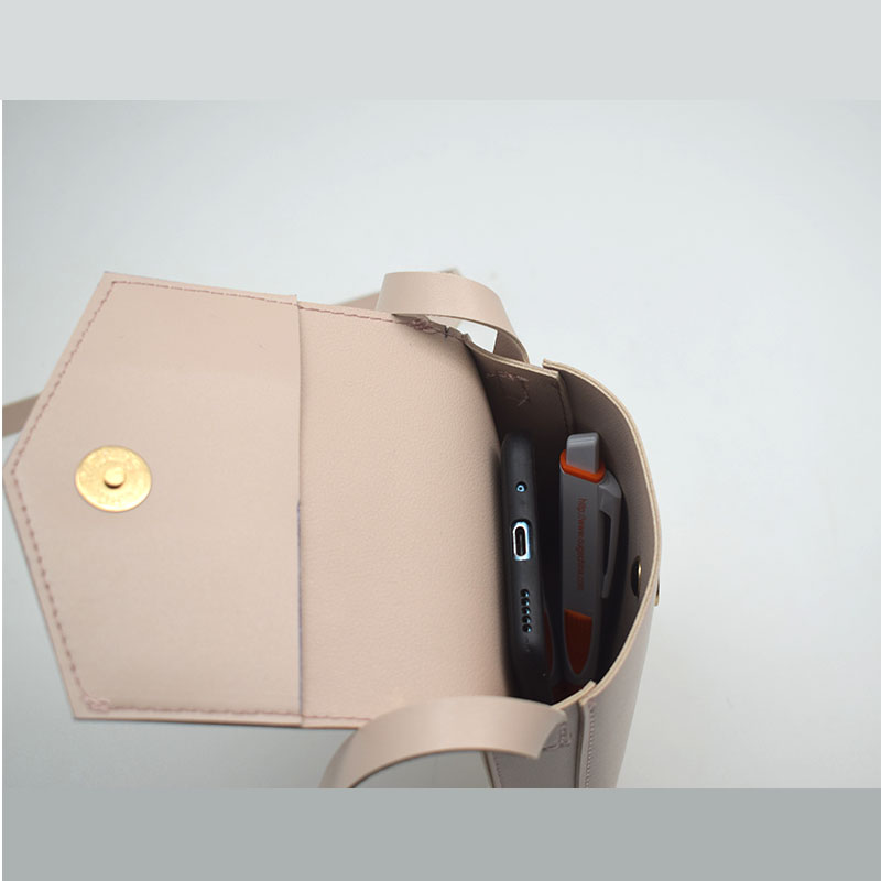 Beautiful lady's mobile phone bag Application Scenario