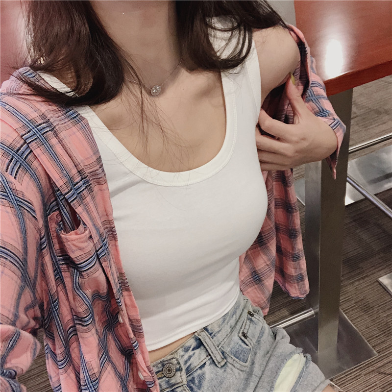 In summer, it's trendy to wear a short, sporty Hyuna top with a halter top for women and a crop top with a slimming base layer details Picture